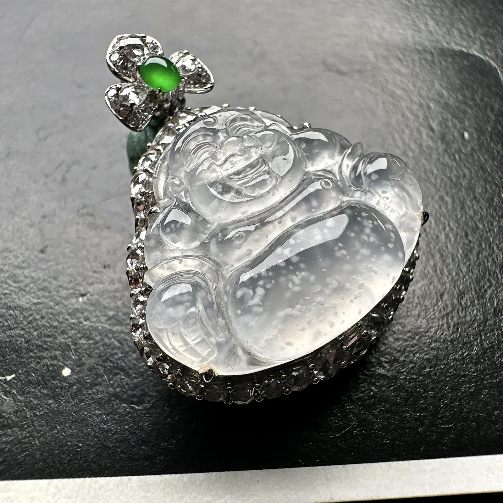 【玻璃种佛公吊坠】老坑木那雪花棉，精品，起钢光，种地上乘，冰感十足，通透起光，饱满圆润，18k金钻镶嵌，裸石尺寸19.6*24.1*4.5毫米。