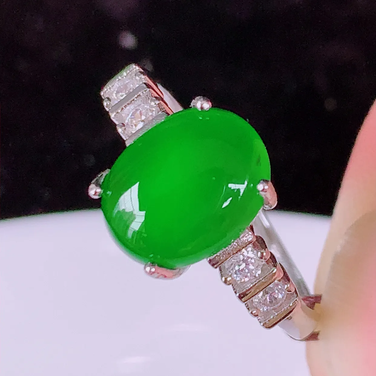 冰透满绿翡翠925银镶嵌戒指，自然光实拍，翠色灵动，颜色漂亮，种老水足，品相佳，佩戴佳品！#97.23（圈口可调大小）整体23.8*17.5*5.2裸石10*7.5
