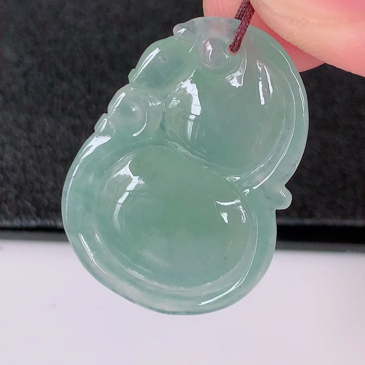 自然光实拍，冰种葫芦翡翠吊坠，寓意福禄双全，财源滚滚，清新脱俗，佩戴效果优雅迷人！#57.23