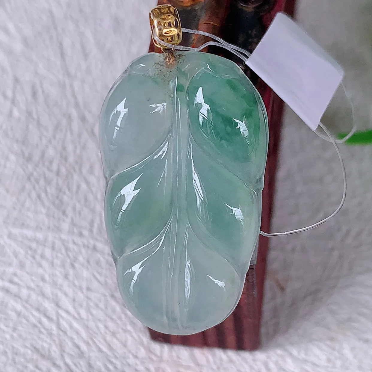18K金镶嵌冰种飘花翡翠叶子吊坠 ，种水足，色泽清新，工艺精湛，叶子寓意美好；金枝玉叶，事业有成。#49.23