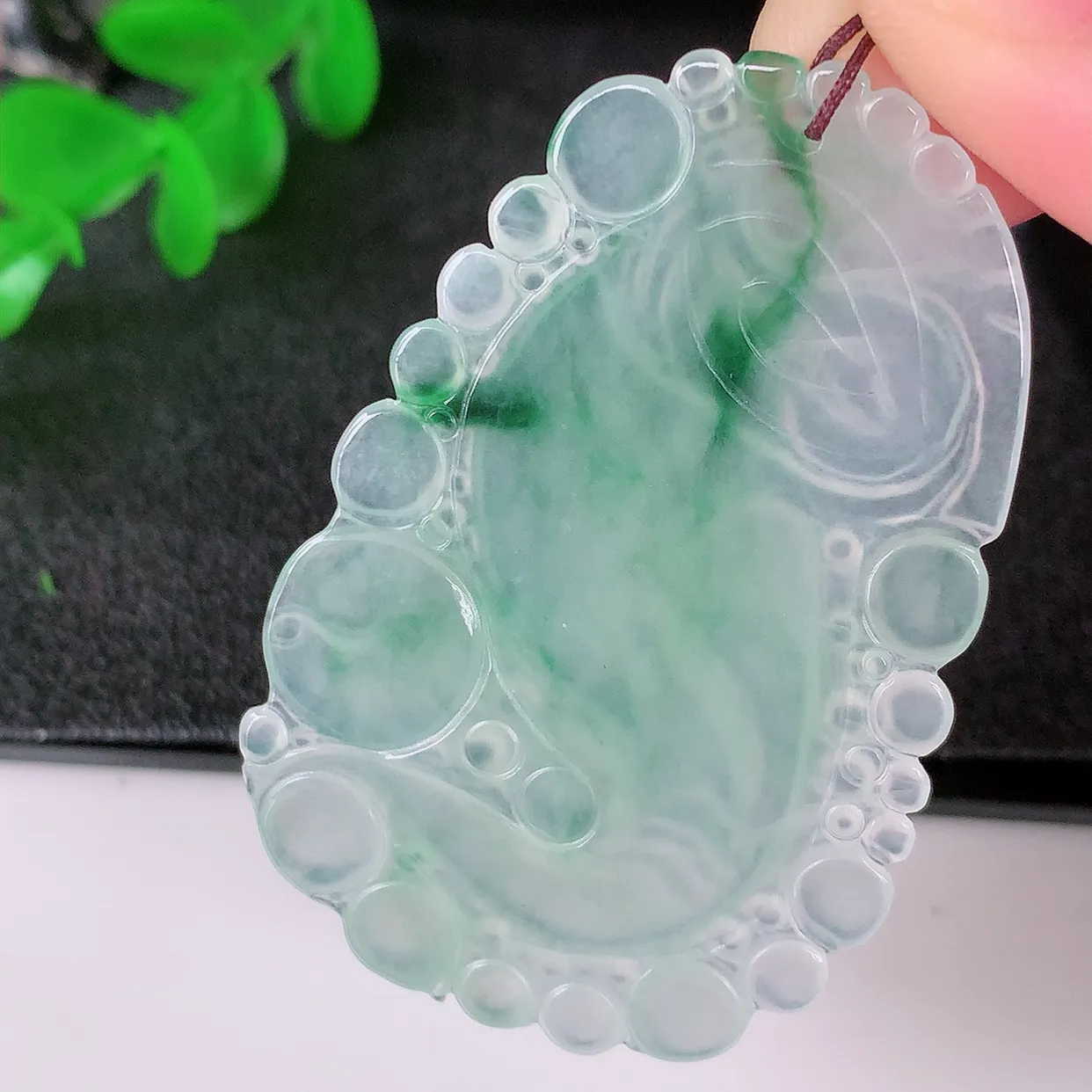 自然光实拍，冰种飘花翡翠龙腾盛世、龙牌吊坠，种水好，雕工立体精致，佩戴霸气时尚！#01.23