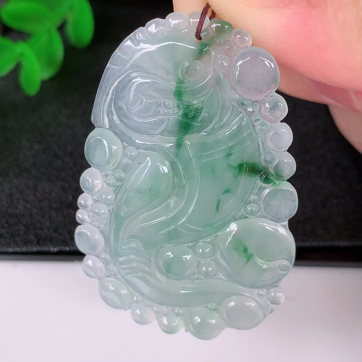 自然光实拍，冰种飘花翡翠龙腾盛世、龙牌吊坠，种水好，雕工立体精致，佩戴霸气时尚！#01.23