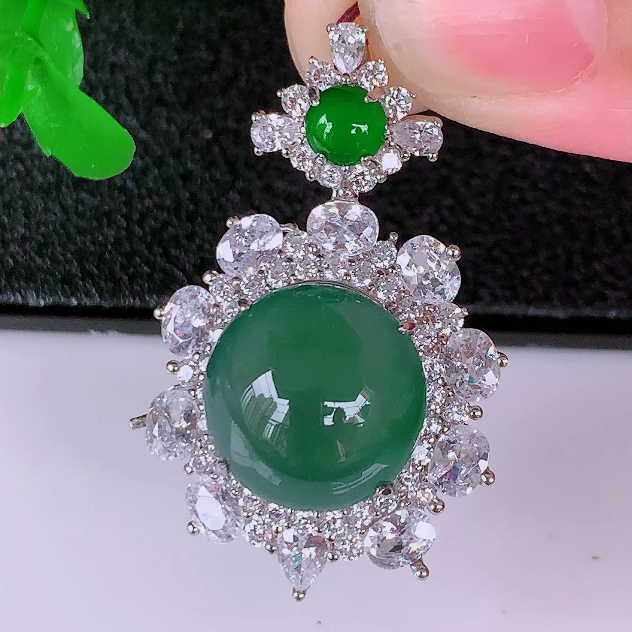 冰透满绿翡翠925银镶嵌吊坠，自然光实拍，翠色灵动，颜色漂亮，种老水足，品相佳，佩戴佳品！#97.23整体32*20.5-9.6裸石12*11