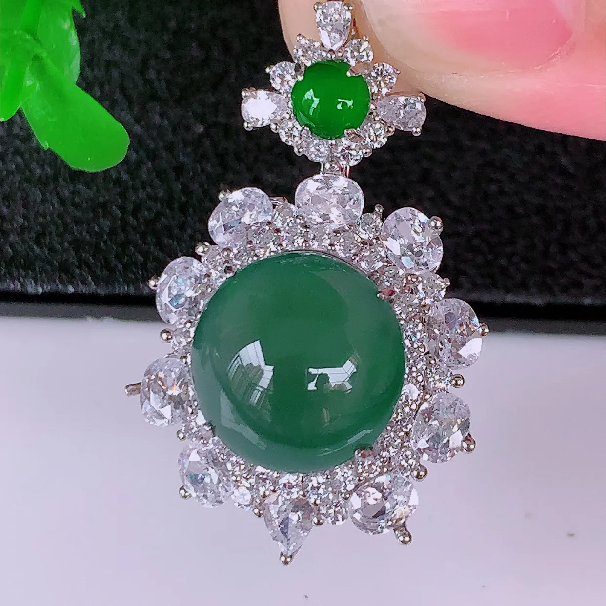 冰透满绿翡翠925银镶嵌吊坠，自然光实拍，翠色灵动，颜色漂亮，种老水足，品相佳，佩戴佳品！#97.2