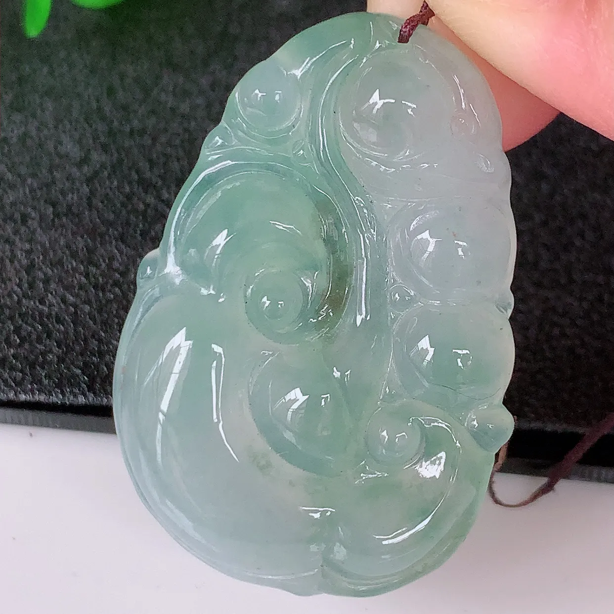 自然光实拍，冰种飘花翡翠如意吊坠，冰透，翠色灵动，饱满，万事如意，如意一生，配戴精美！#01.23