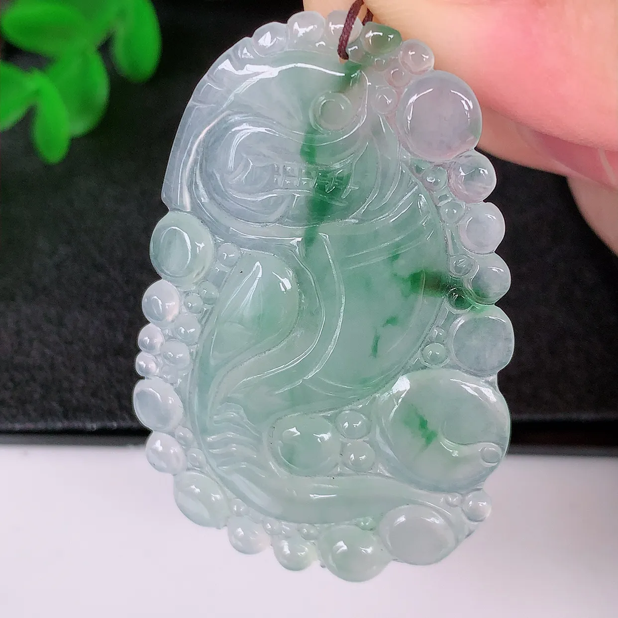 自然光实拍，冰种飘花翡翠龙腾盛世、龙牌吊坠，种水好，雕工立体精致，佩戴霸气时尚！#01.23