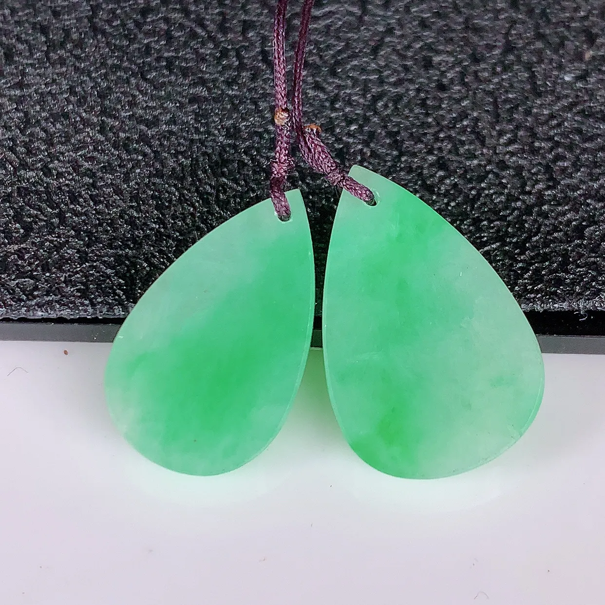 自然光实拍，冰飘绿翡翠一对水滴，翠色灵动，玉质细腻，颜色漂亮，品相佳，佩戴佳品！配银线 #49.23