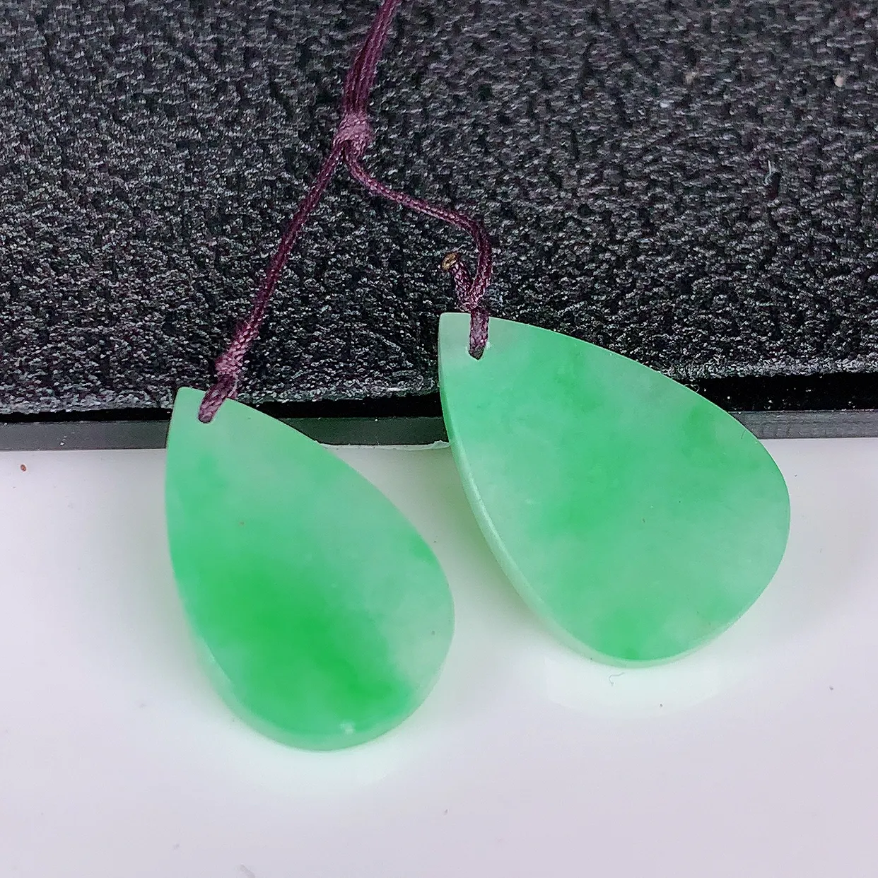 自然光实拍，冰飘绿翡翠一对水滴，翠色灵动，玉质细腻，颜色漂亮，品相佳，佩戴佳品！配银线 #49.23