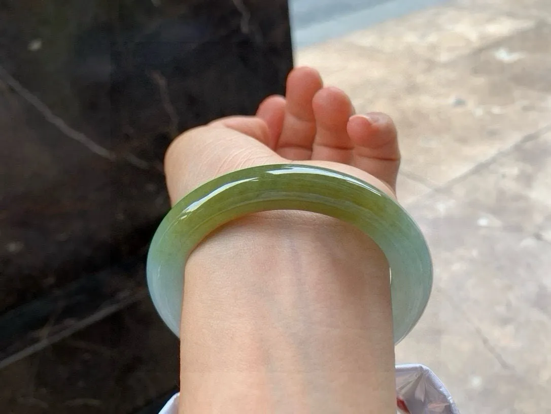 尺寸56.8/12，冰种黄翡圆条手镯
 水润细腻 清爽甜美