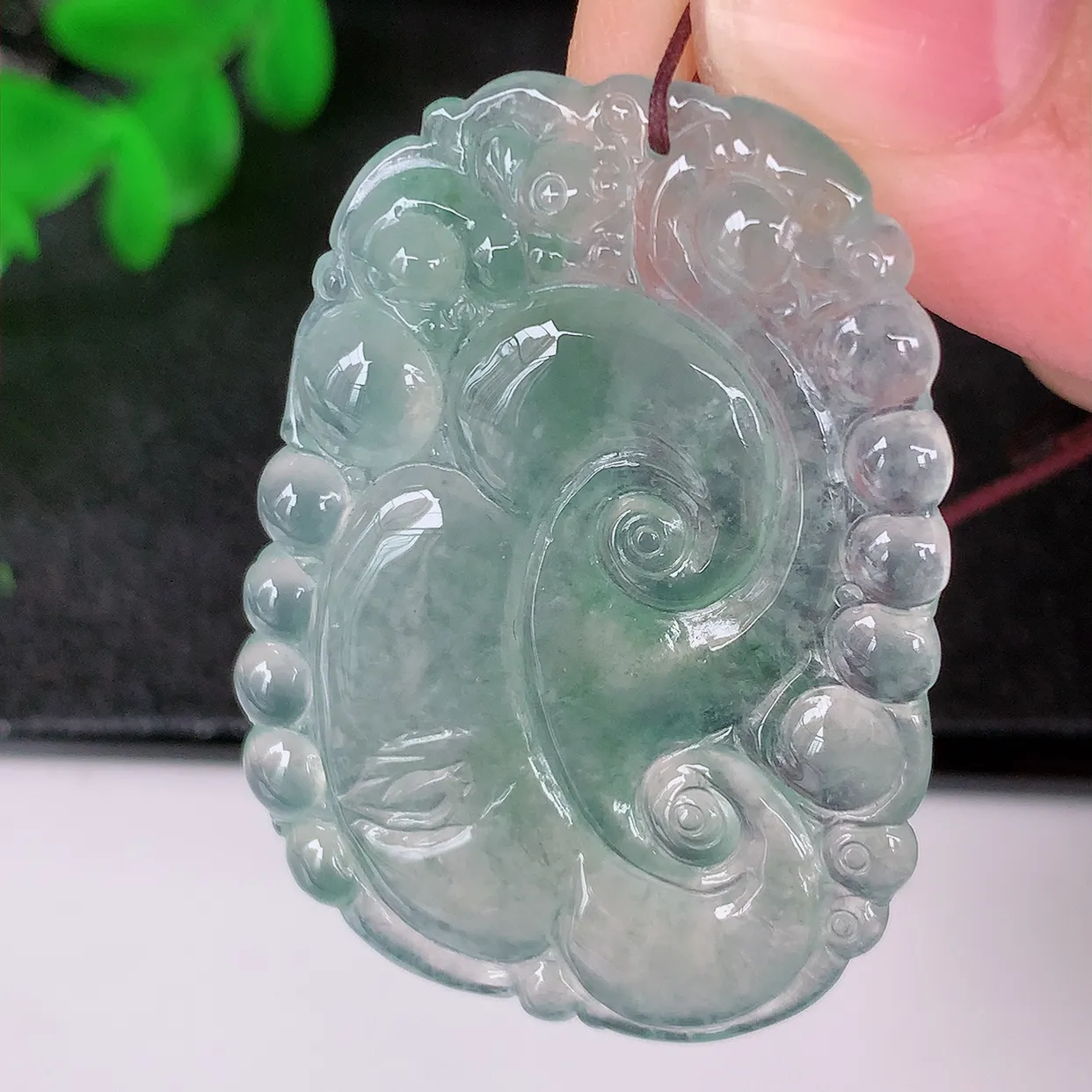 自然光实拍，冰种飘花翡翠如意吊坠，冰透， 翠色灵动，饱满，万事如意，如意一生，配戴精美！#01.23