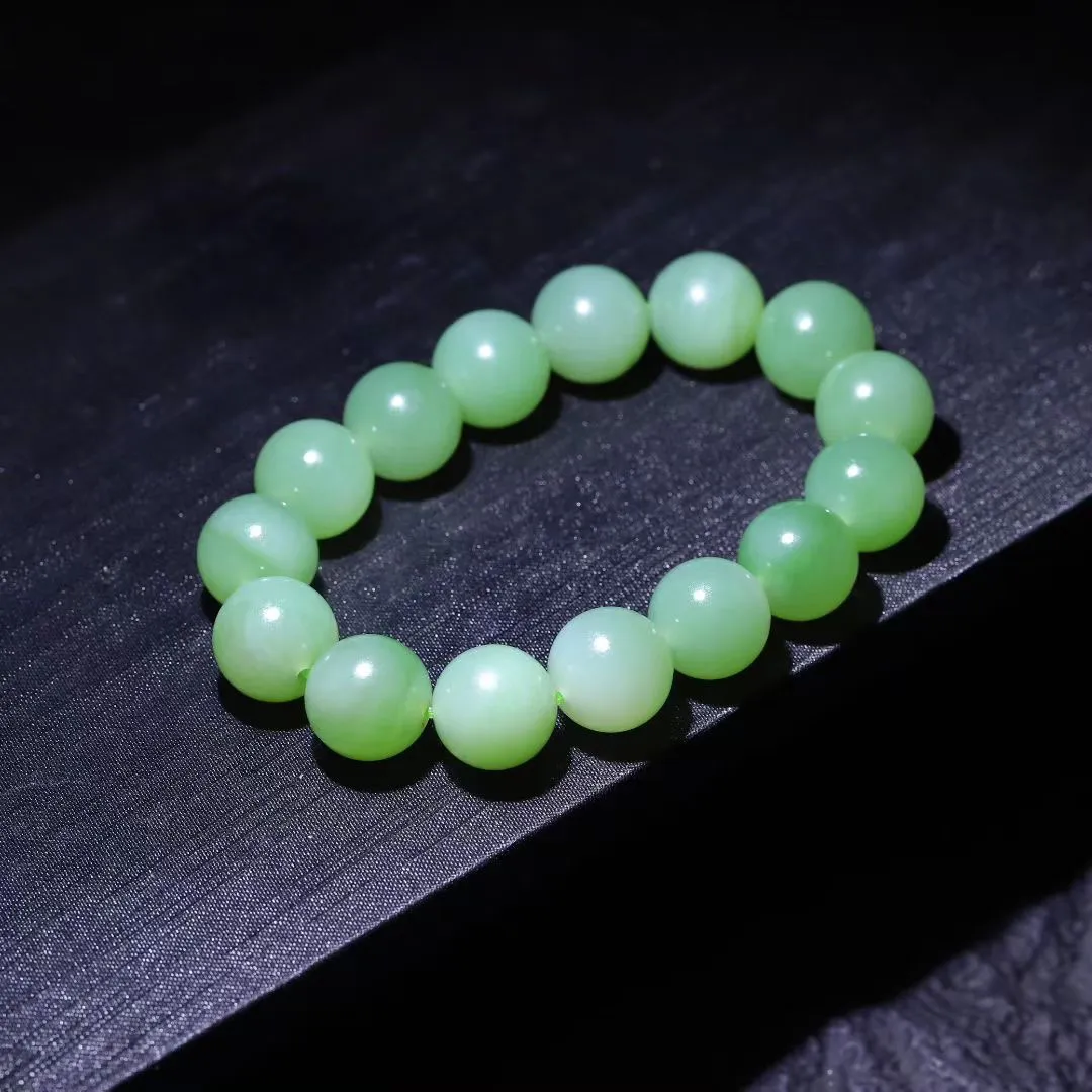 高端藏品
【碧穹凝露】和田玉藏品级翠青，羊脂冻底浮起鲜嫩翠黛， 冰底托起满串初春柳浪。玉珠含露欲滴，清艳翠色在冰晶里层层晕染，似将整座雨后天青峰峦绕于皓腕，举手间碧霞明灭。
【规格】珠径14mm，63g
c92311122