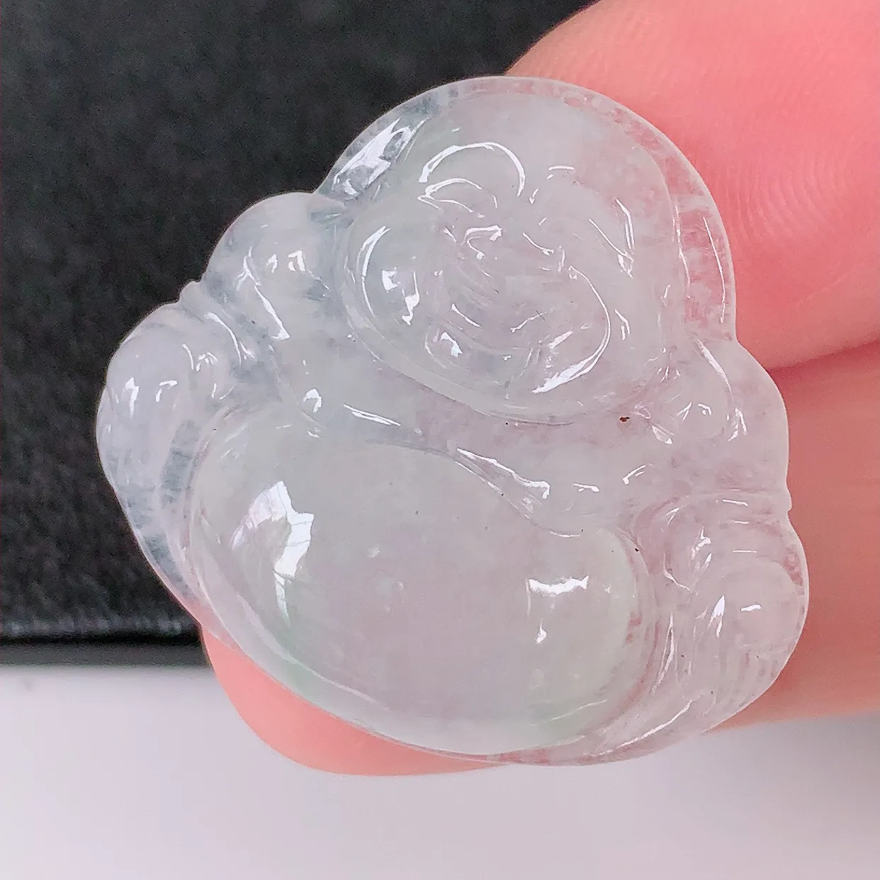 自然光实拍，冰种飘绿翡翠佛公，水灵起胶，翠色迷人，佛公在心中，一生平安，饱满圆润，开怀大笑佛公，配戴灵气十足！#57.23