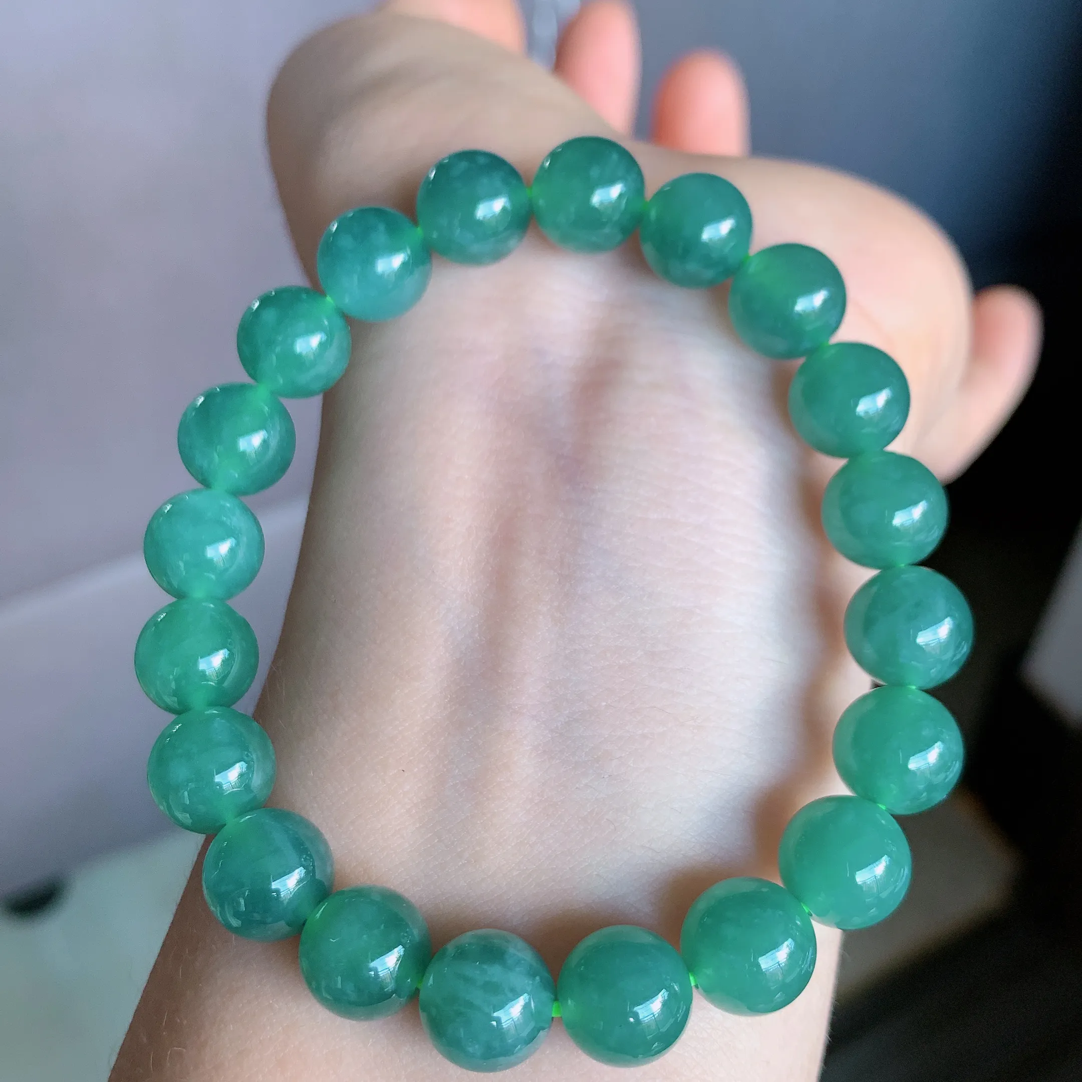 冰润翡翠圆珠手串，水水润润，珠圆玉润，颜色鲜艳，妙明清净，清秀高雅，佩戴效果优雅迷人！性价比超值 W1524 尺寸：9.5mm  共：20颗