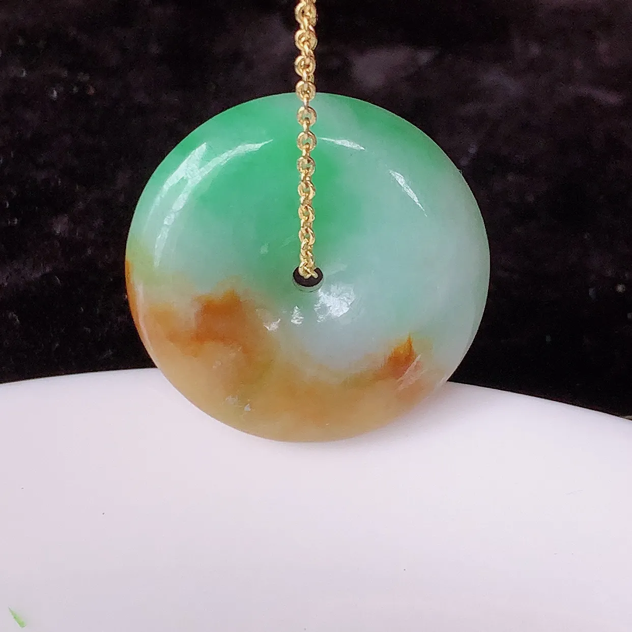自然光实拍，冰润黄加绿翡翠平安扣吊坠，种老水足，雕工精湛 ，寓意美好，佩戴时尚出众！#05.23