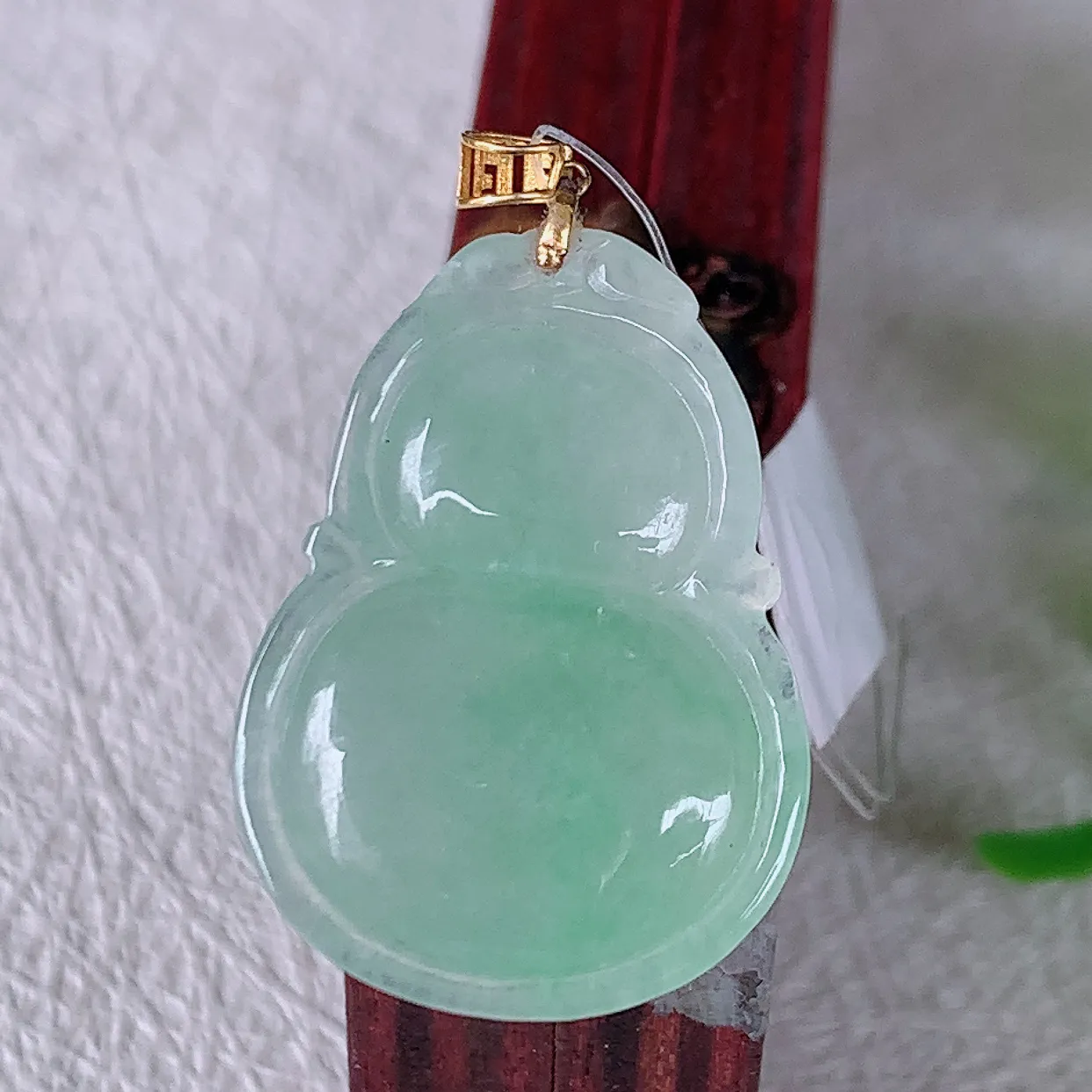 18K金镶嵌冰种飘绿翡翠葫芦吊坠，葫芦寓意福禄双全，财源滚滚，佩戴效果优雅迷人！#49.23