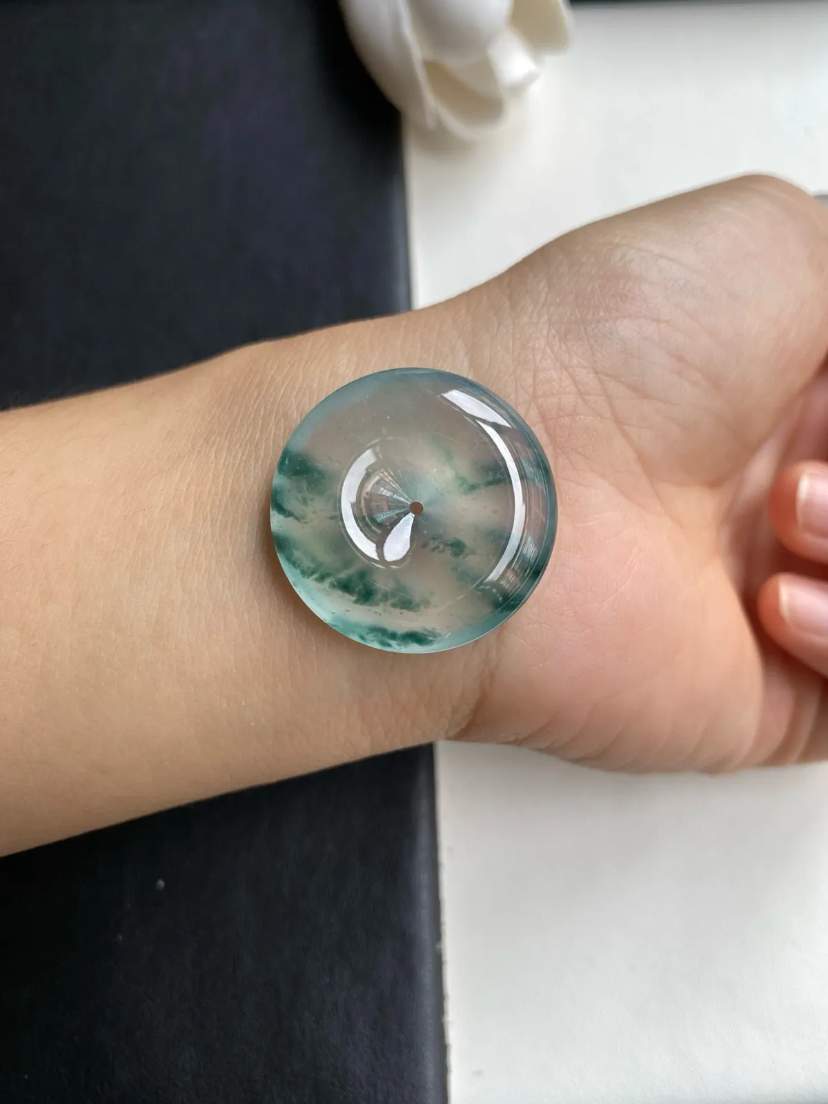 精品老坑高冰飘花平安扣，种很老冰莹剔透强莹光，超纯28.8x6mm，圆润饱满冰冰透透，底子纯胶莹感十足，飘花空灵飘逸意境优美