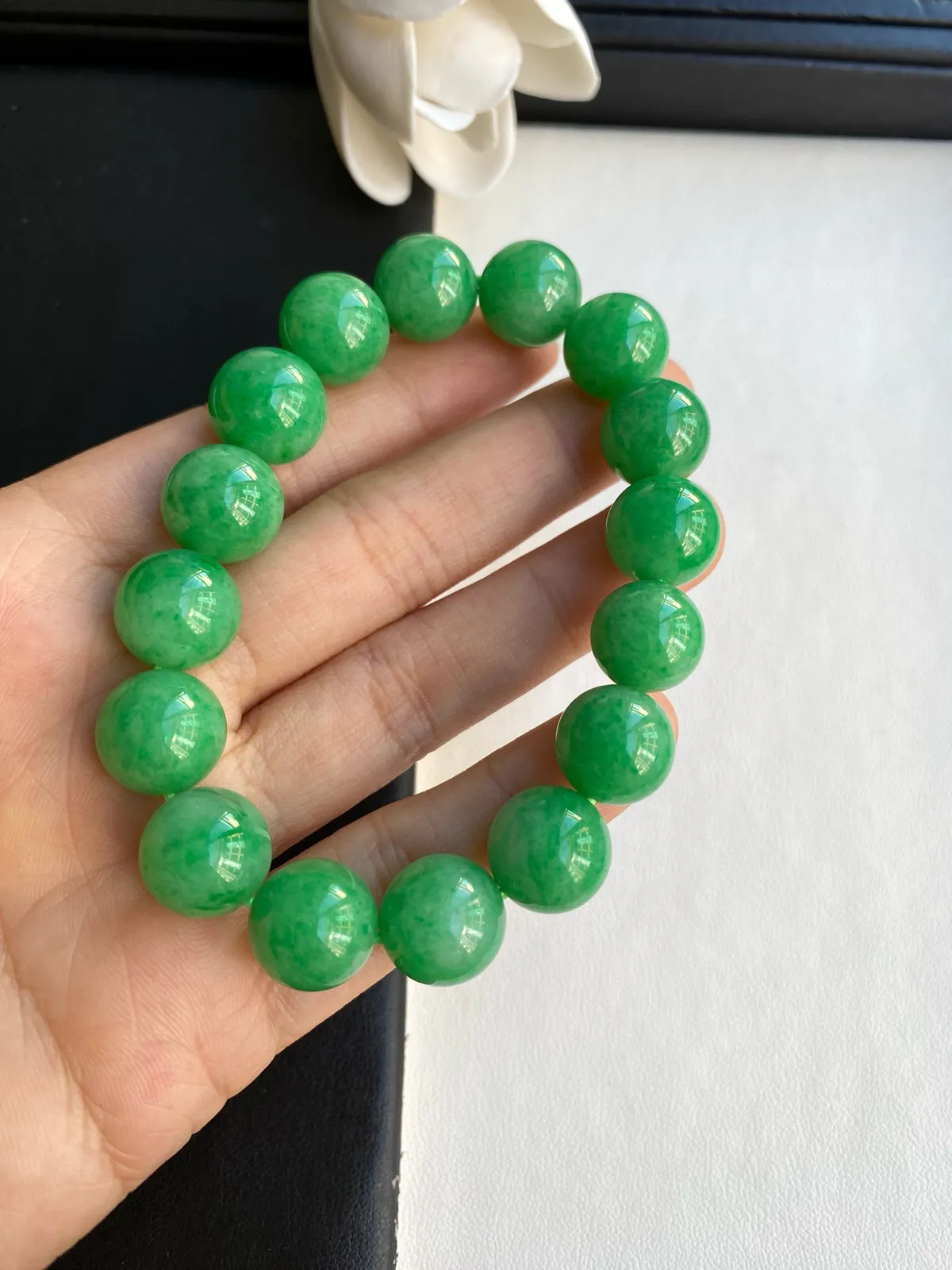 缅甸天然满绿翡翠手串，种好水润细腻光泽，颜色阳绿且均匀，共16颗珠径12.3-13.4mm，自然光随手拍，品质非常好收藏级别，不多有的品相