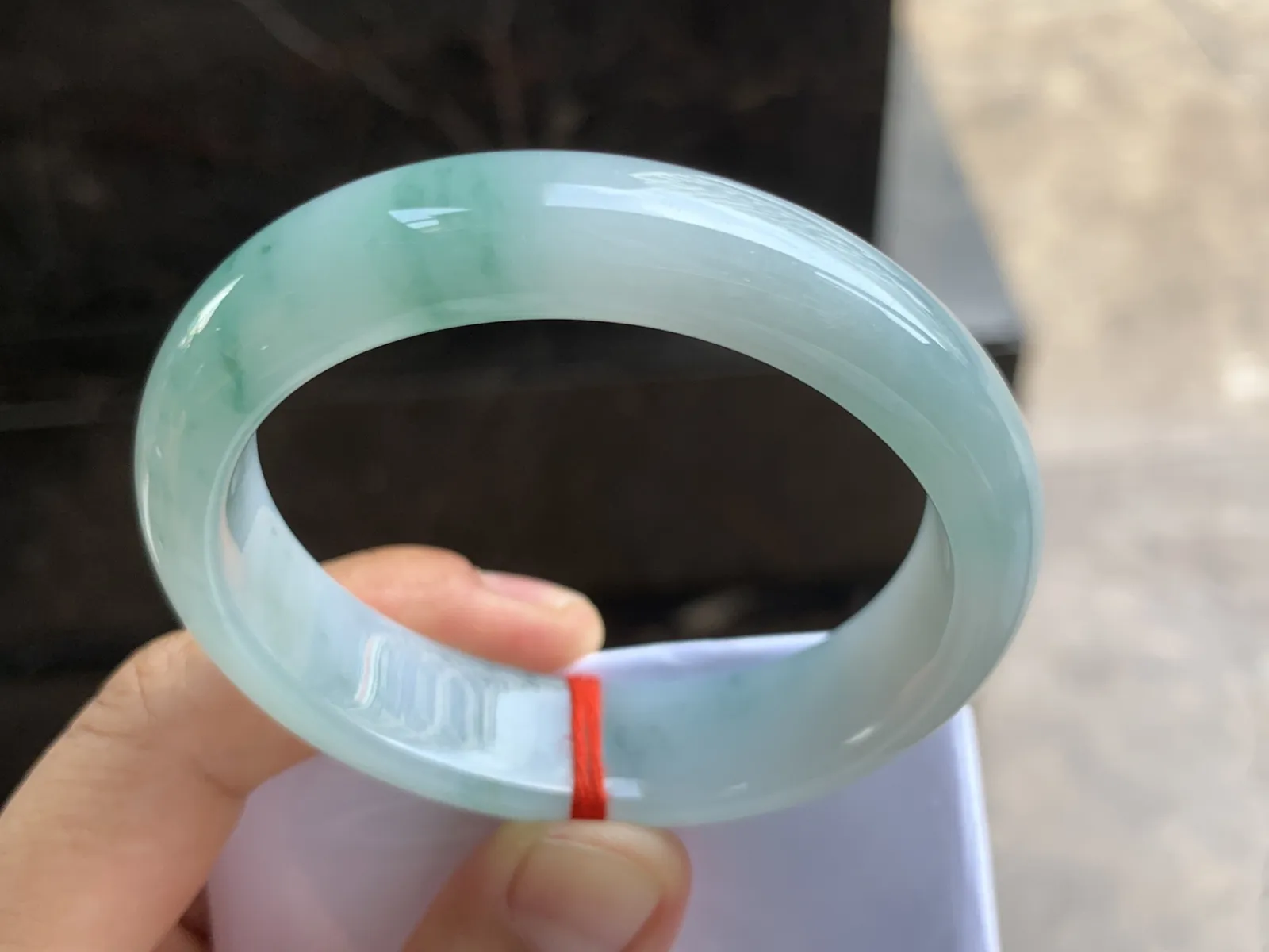 53.5-13.7-7.5mm
飘花贵妃手镯 底子细腻清爽 正圈51/52可带