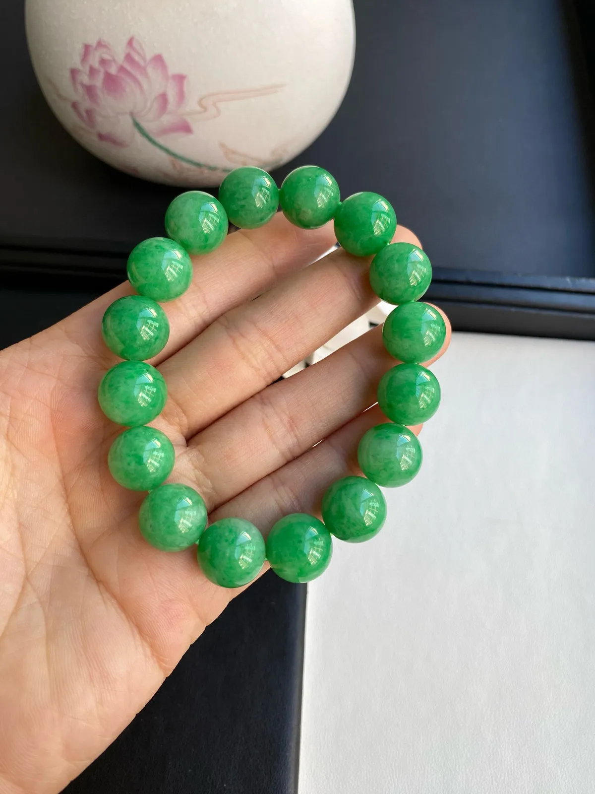 缅甸天然满绿翡翠手串，种好水润细腻光泽，颜色阳绿且均匀，共16颗珠径12.3-13.4mm，自然光随手拍，品质非常好收藏级别，不多有的品相