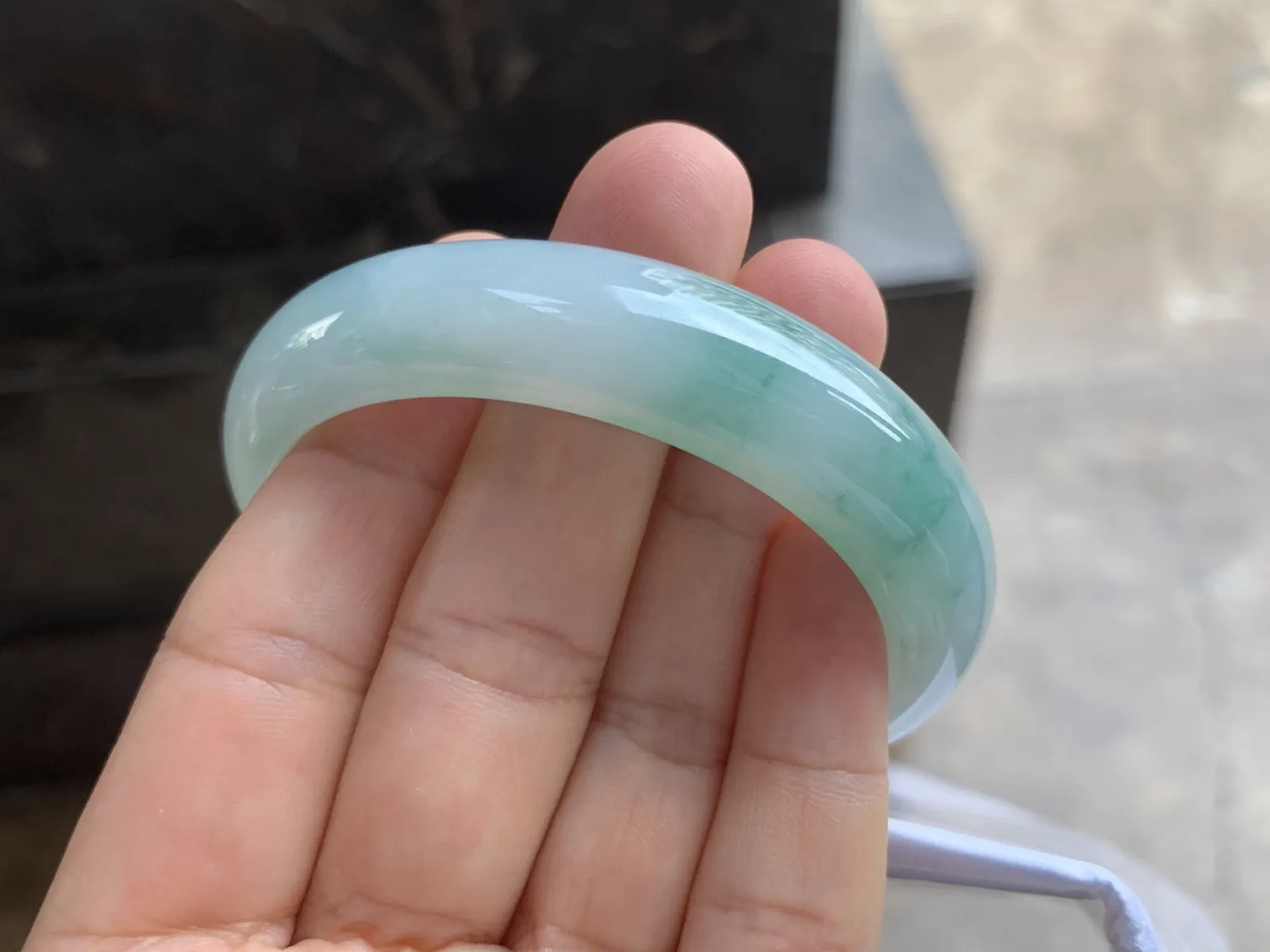 53.5-13.7-7.5mm
飘花贵妃手镯 底子细腻清爽 正圈51/52可带