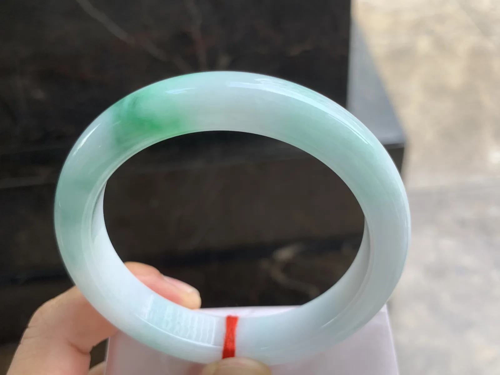 58-11.5-8.7mm
白底青手镯 底子细腻干净 清爽