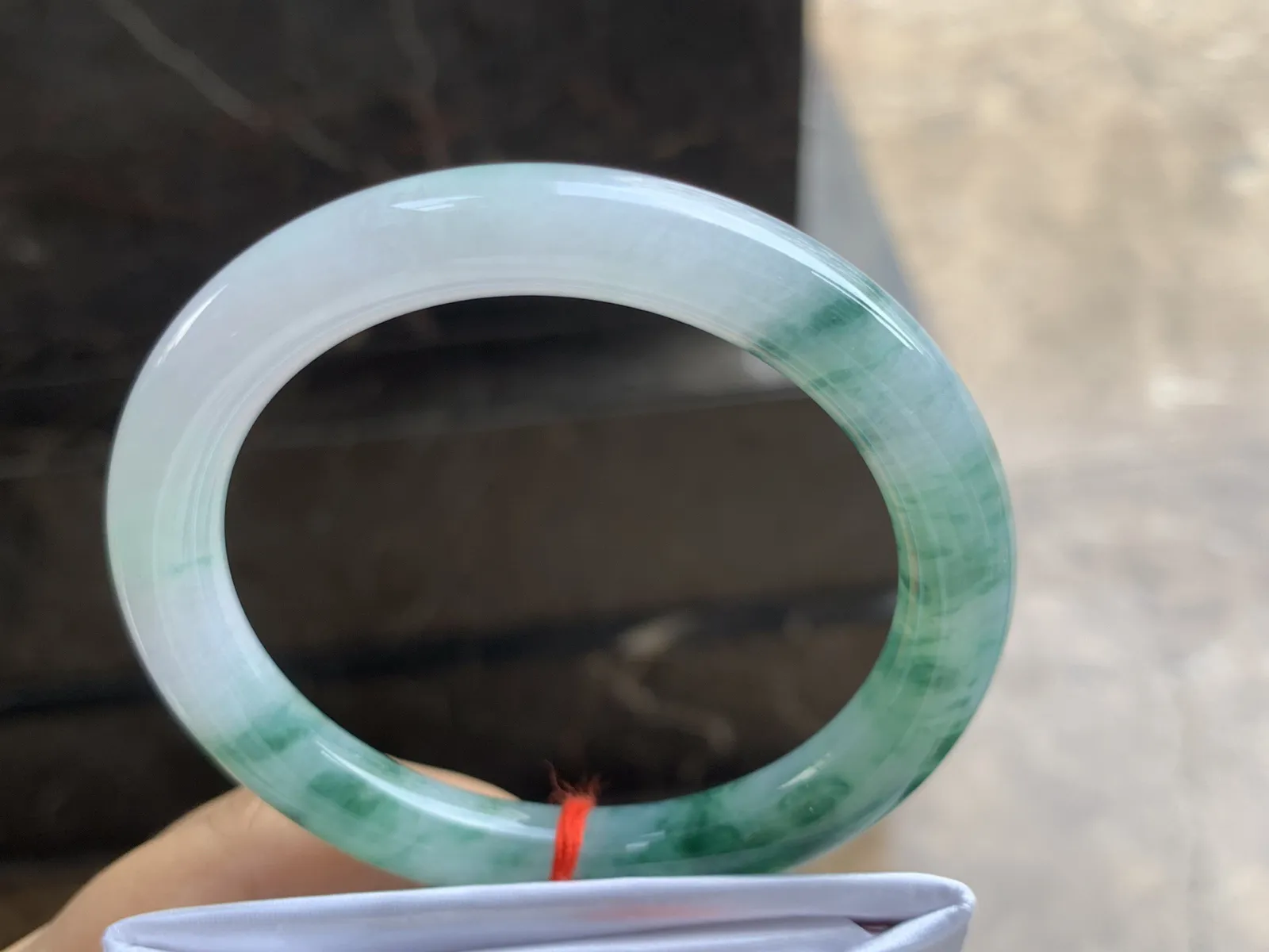 56-9.5mm
飘花圆条手镯 底子细腻干净 花色漂亮 推荐