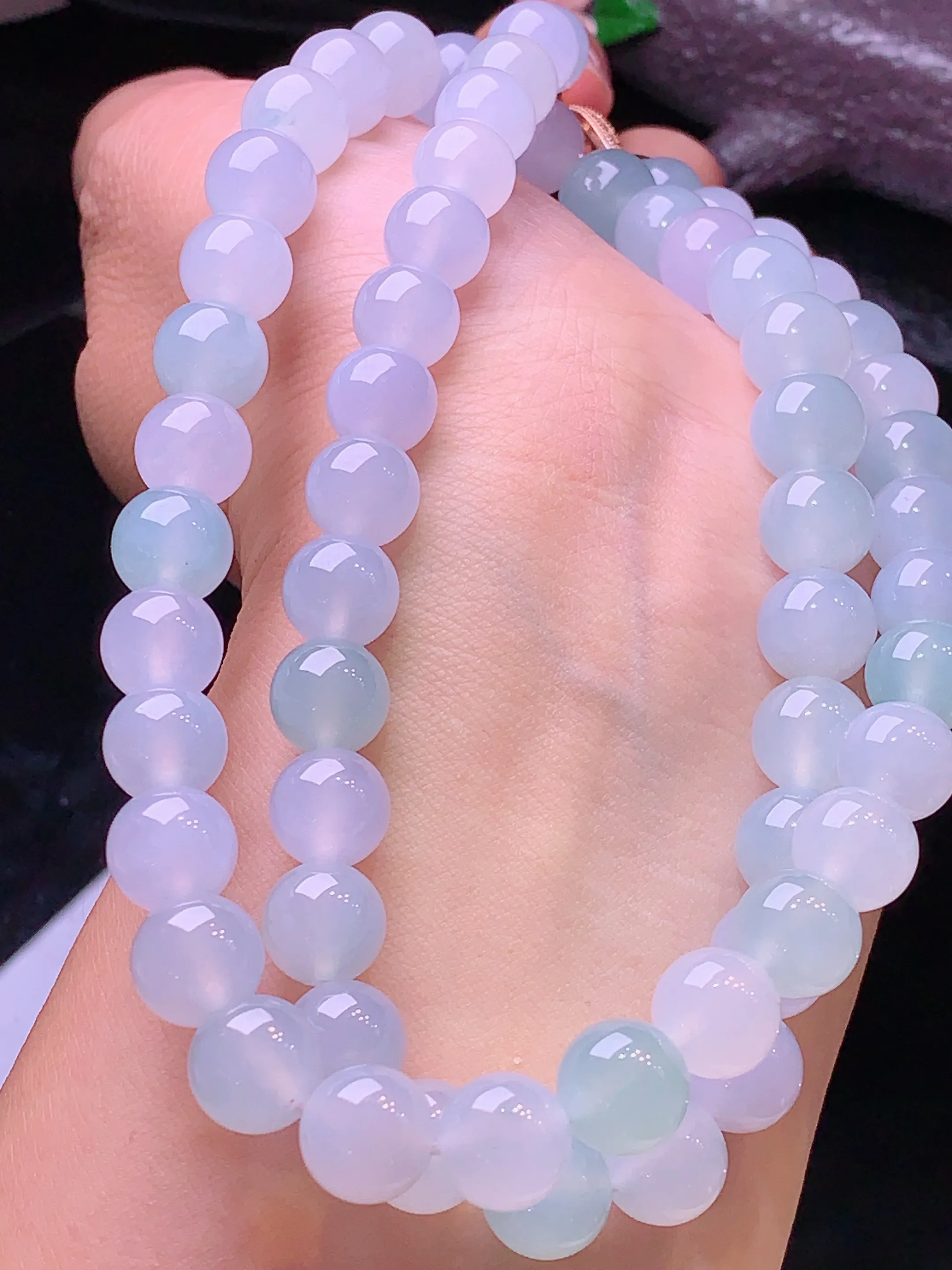 冰种飘绿圆珠项链  玉质细腻 色泽艳丽 整体尺寸9.2