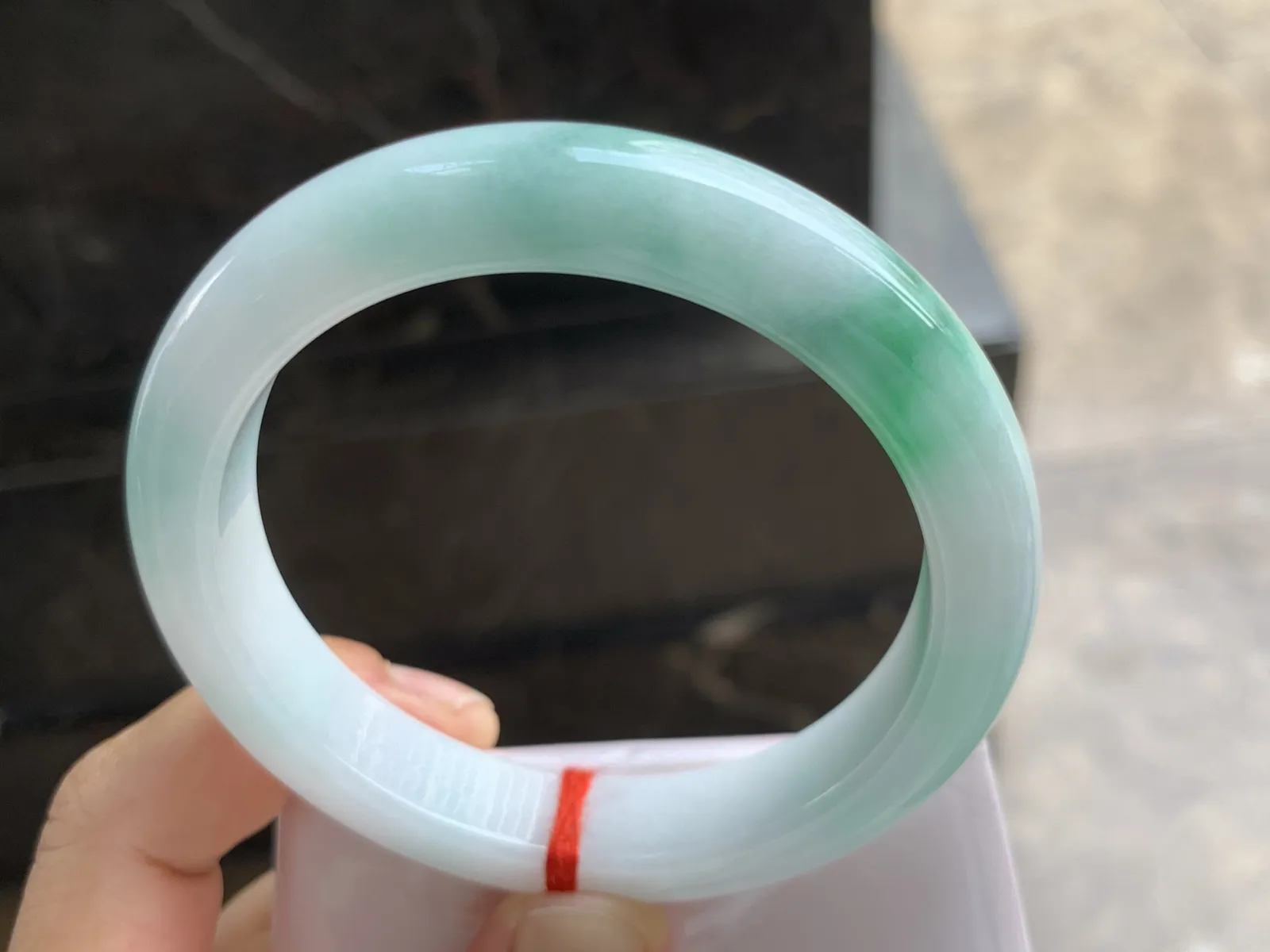 58-11.5-8.7mm
白底青手镯 底子细腻干净 清爽