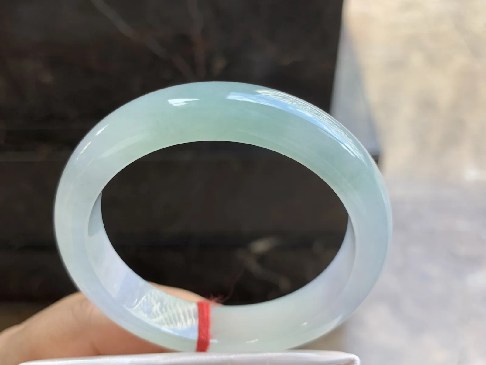 55-13-8mm
冰种淡春彩手镯 水润光泽 色泽清新