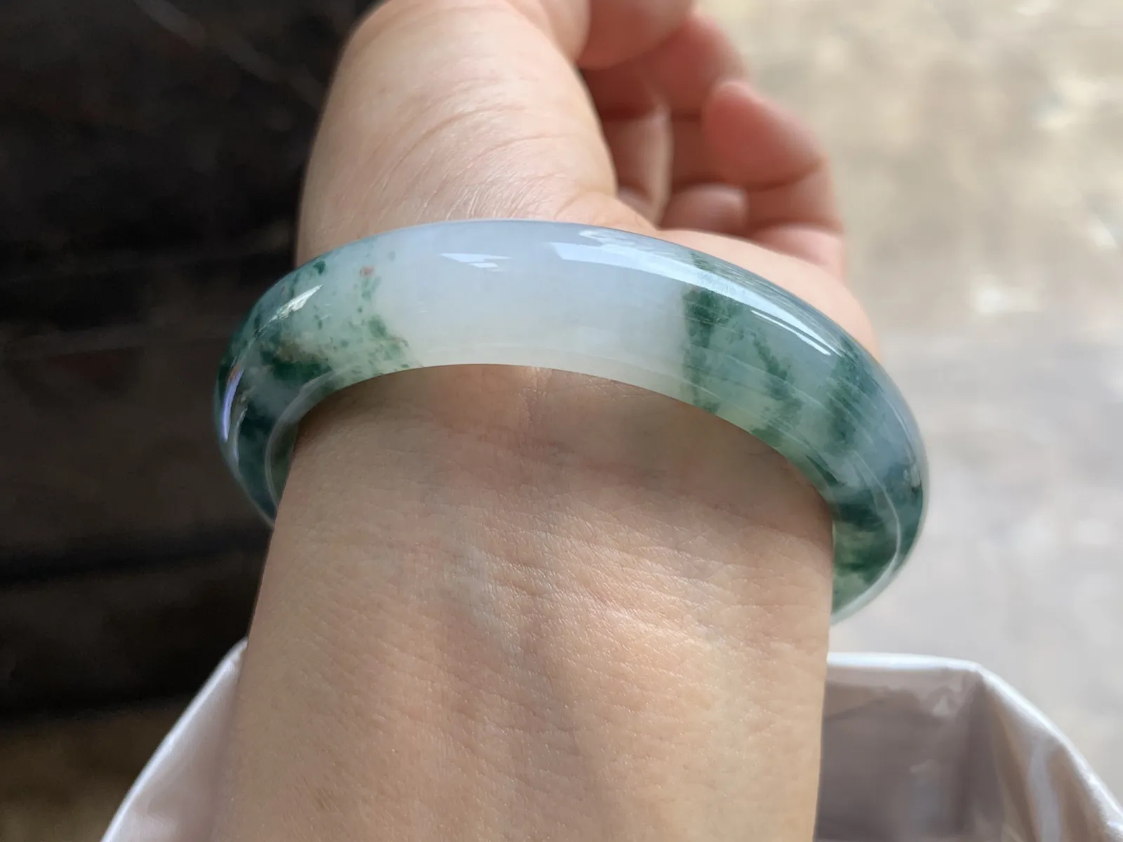52.5-12-9mm
飘花手镯 底子细腻 花色浓郁 性价比推荐