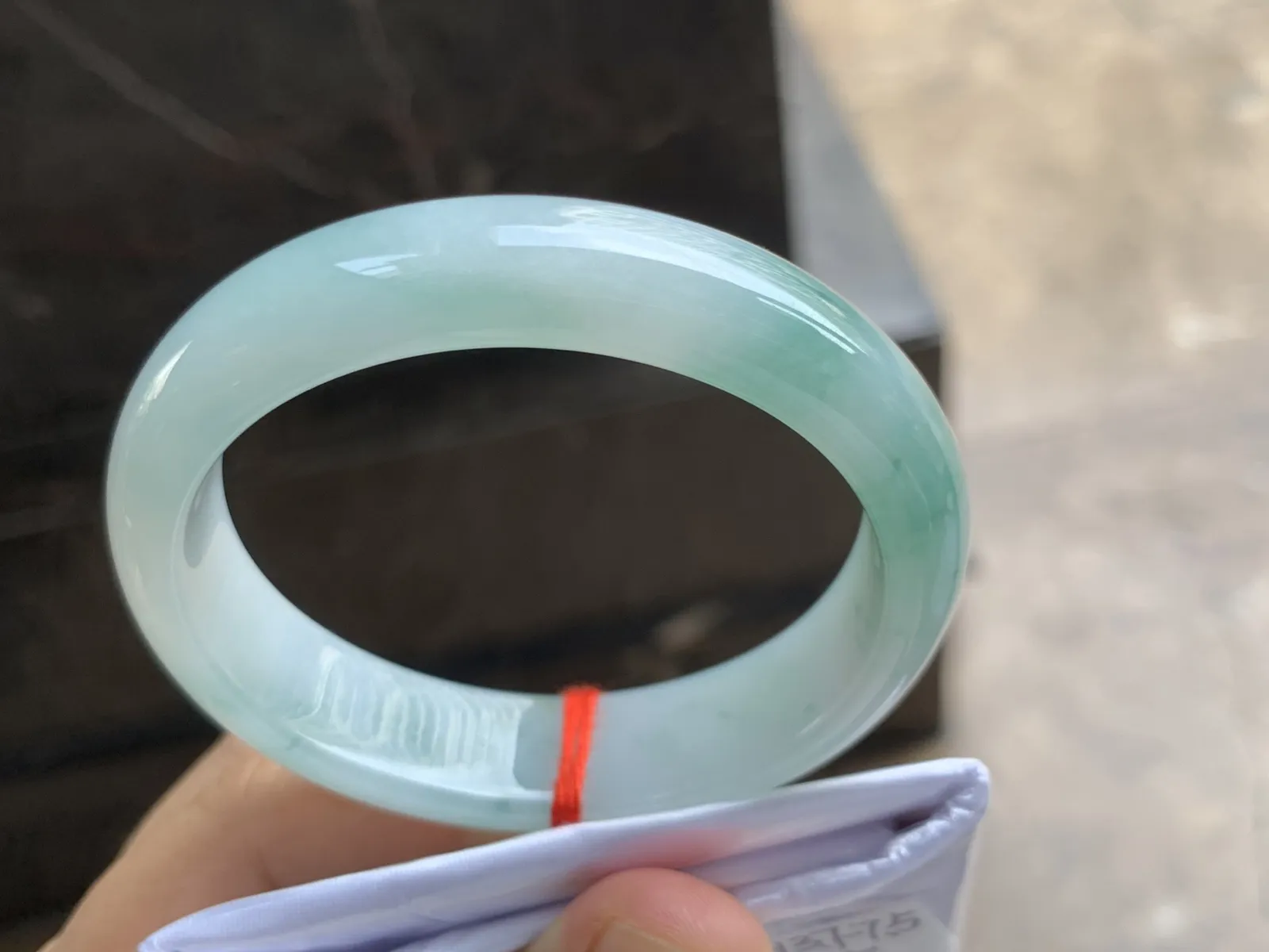 53.5-13.7-7.5mm
飘花贵妃手镯 底子细腻清爽 正圈51/52可带