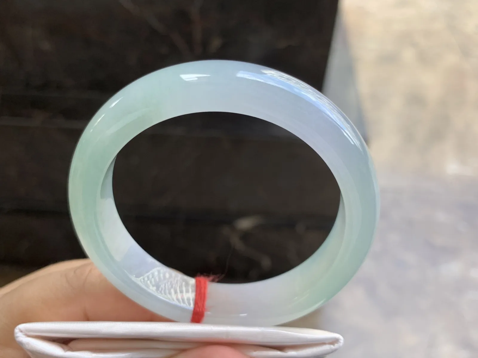 55-13-8mm
冰种淡春彩手镯 水润光泽 色泽清新