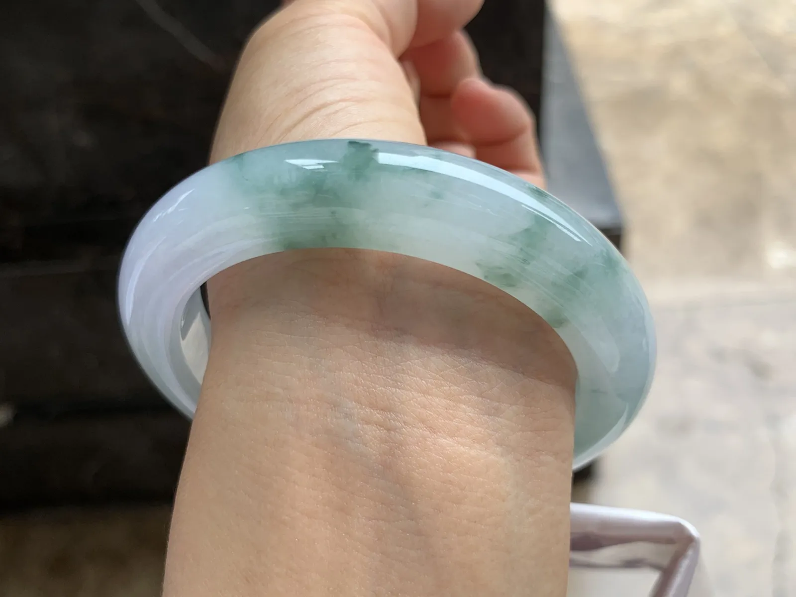 57-12-9.8mm
飘花手镯 淡春彩飘花 底子细腻 花色漂亮
推荐