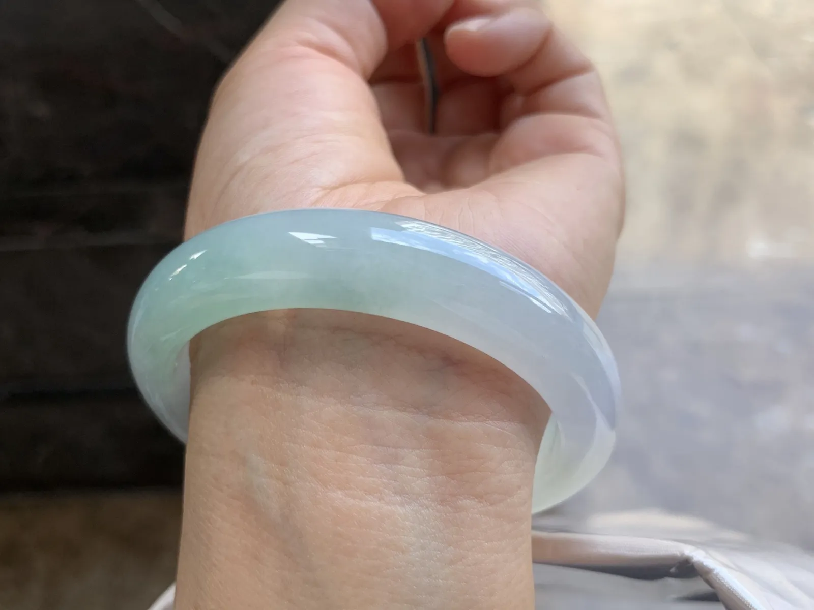 55-13-8mm
冰种淡春彩手镯 水润光泽 色泽清新