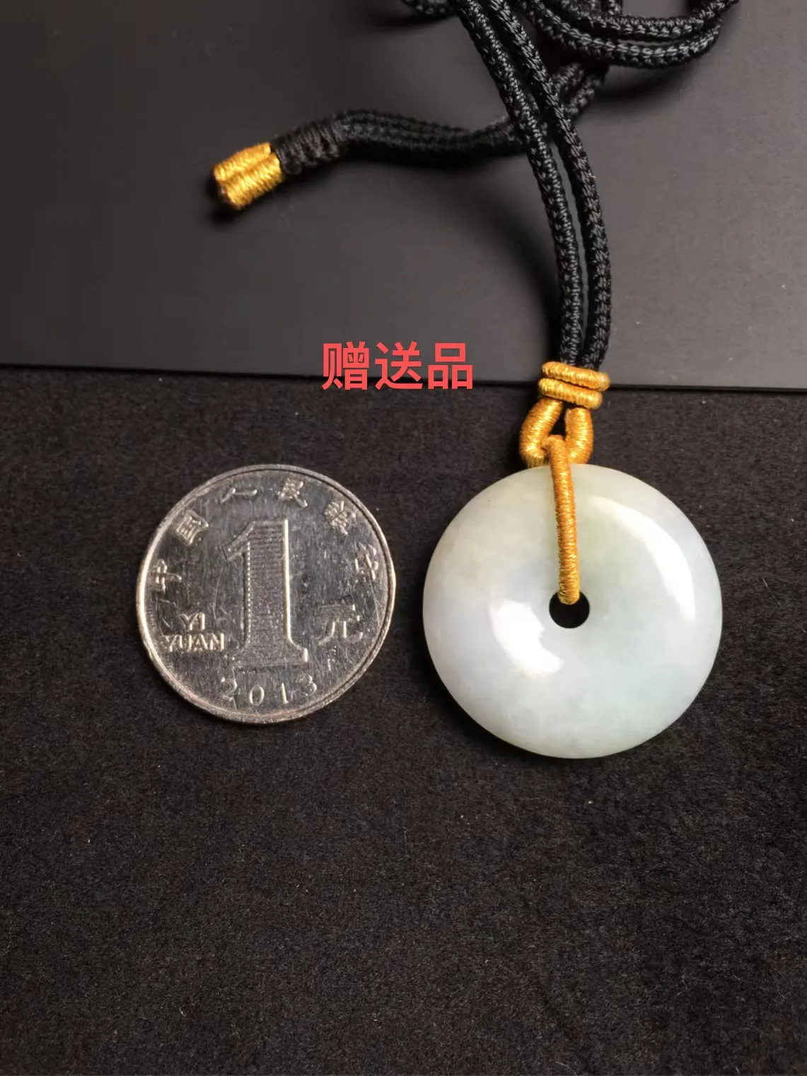 精品老坑高冰飘花平安扣，种很老冰莹剔透强莹光，超纯28.8x6mm，圆润饱满冰冰透透，底子纯胶莹感十足，飘花空灵飘逸意境优美