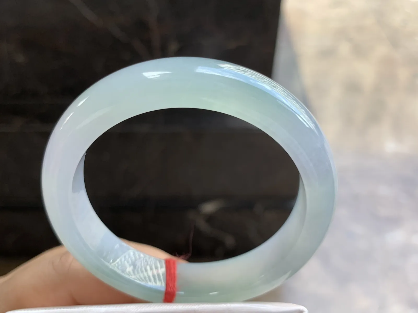 55-13-8mm
冰种淡春彩手镯 水润光泽 色泽清新