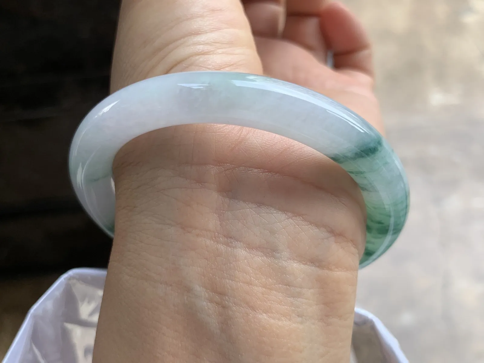 56-9.5mm
飘花圆条手镯 底子细腻干净 花色漂亮 推荐