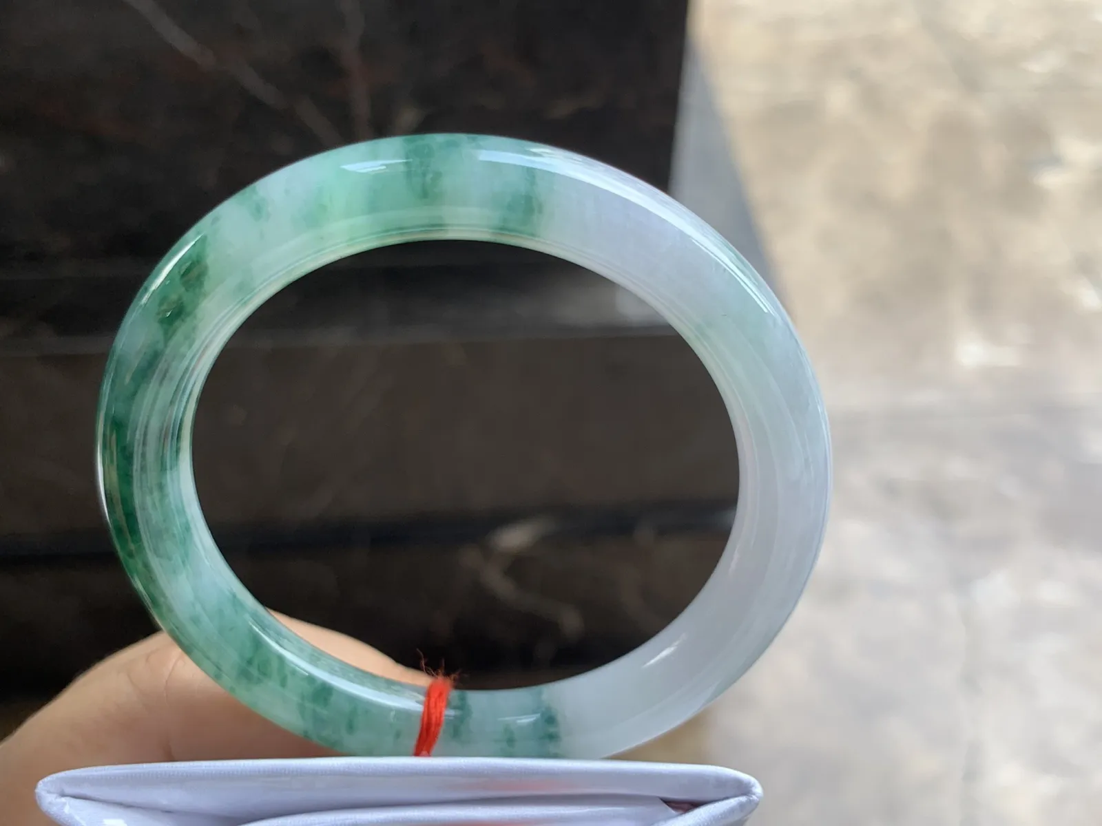 56-9.5mm
飘花圆条手镯 底子细腻干净 花色漂亮 推荐