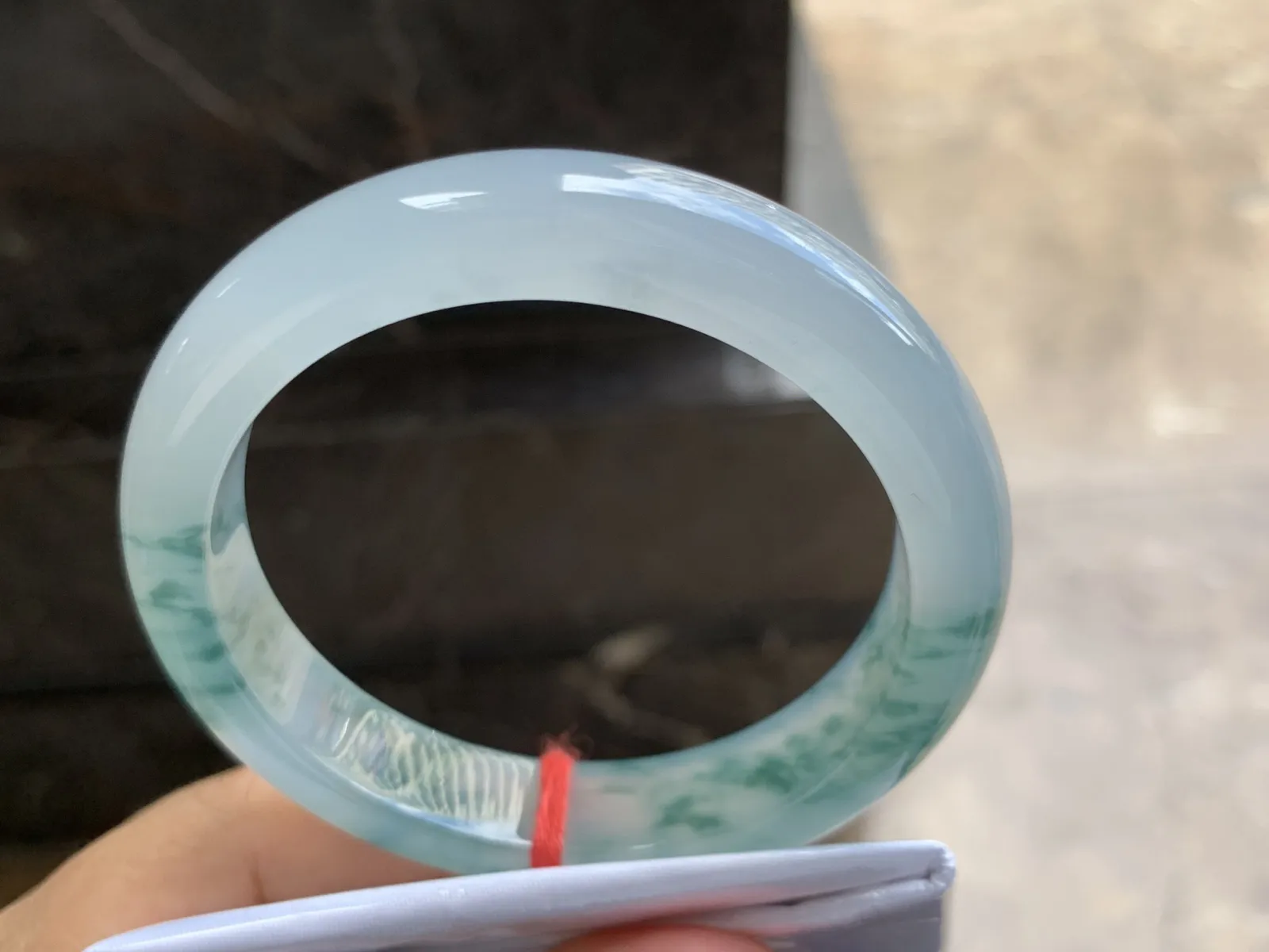 56.5-12.5-8.7mm
冰种飘花手镯 水润冰透 花色漂亮
半山半水