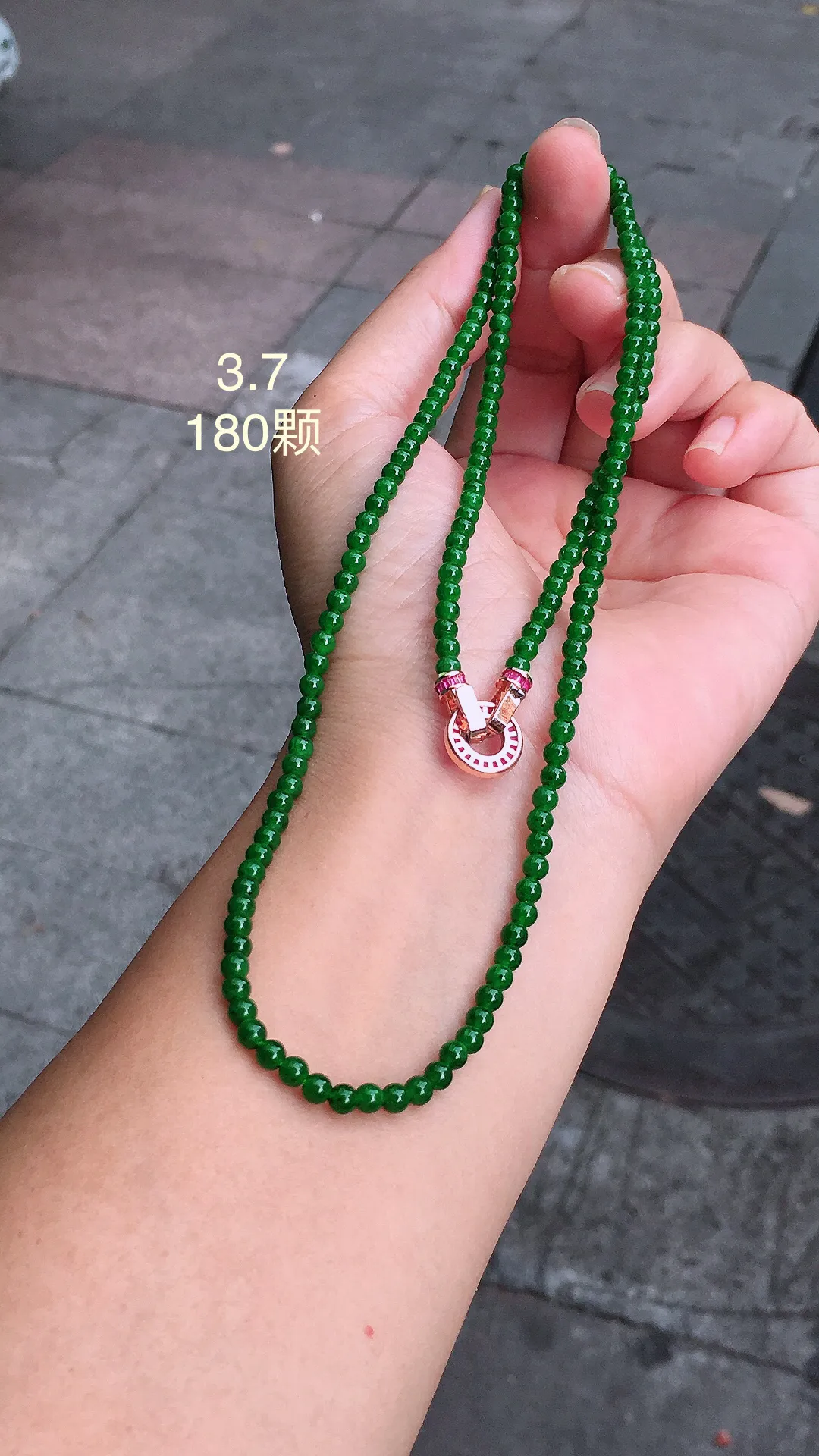 阳绿珠子项链，玉质细腻，荧光感超
强，饱满圆润，尽显优雅气质，18k
金豪华镶嵌