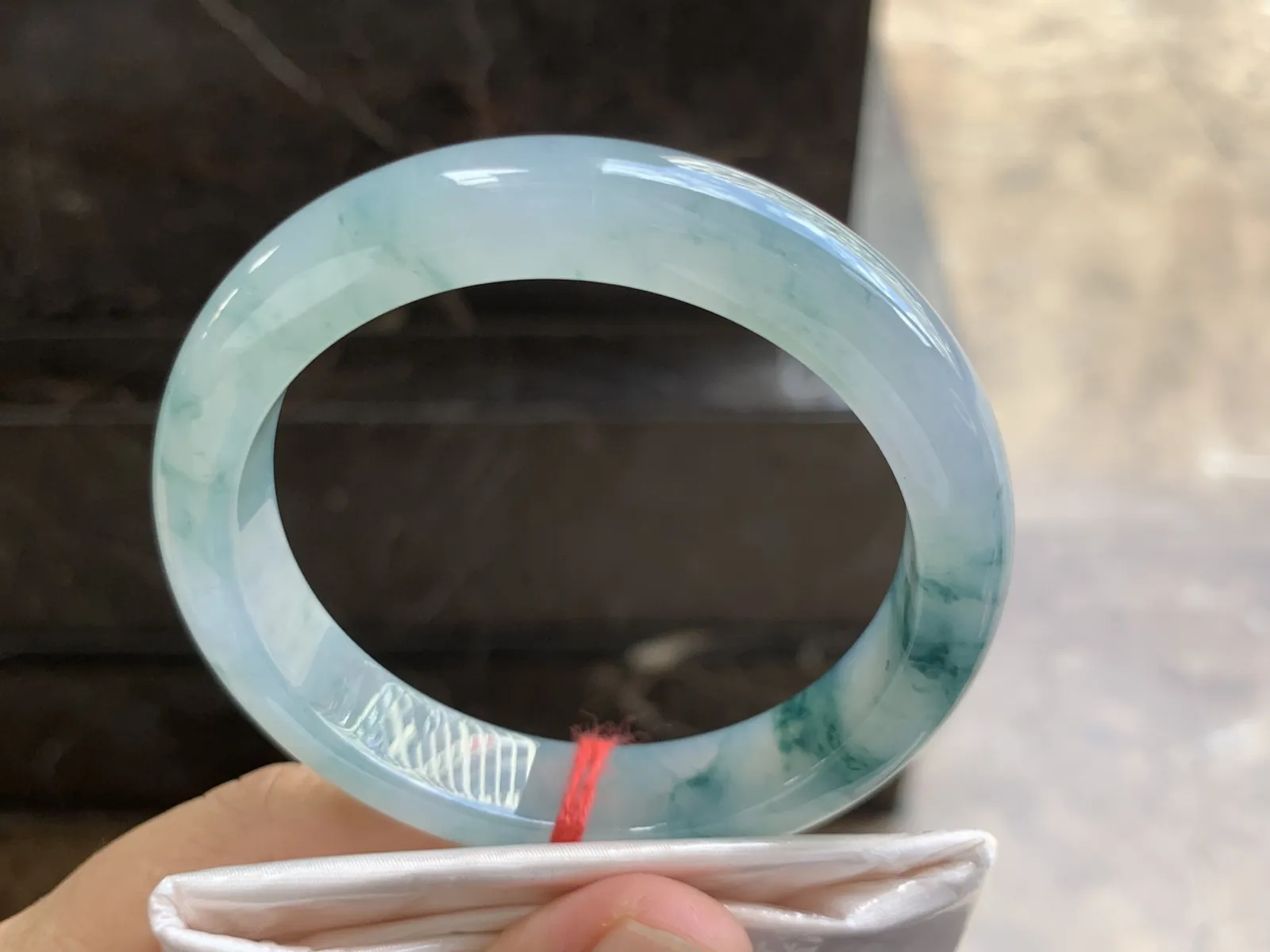 57.5-12.5-8.6mm
冰种蓝花手镯 水润光泽 透亮