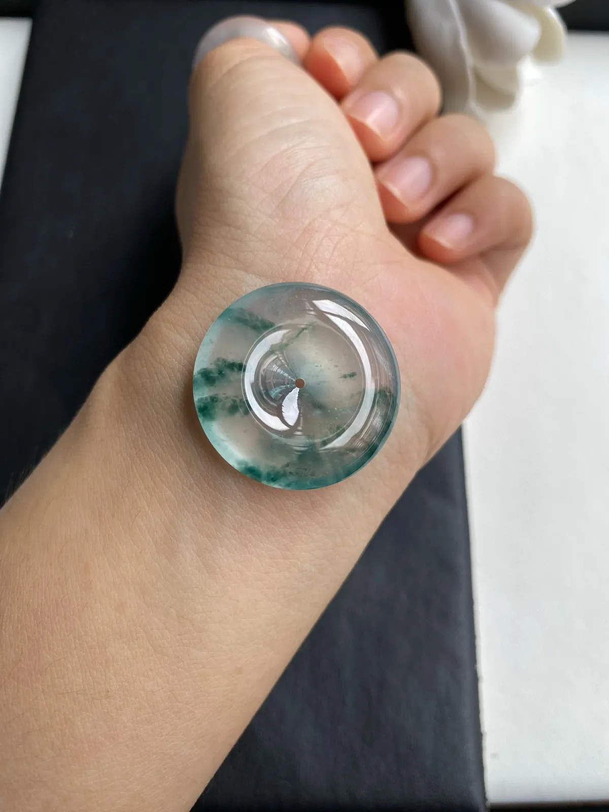 精品老坑高冰飘花平安扣，种很老冰莹剔透强莹光，超纯28.8x6mm，圆润饱满冰冰透透，底子纯胶莹感十足，飘花空灵飘逸意境优美