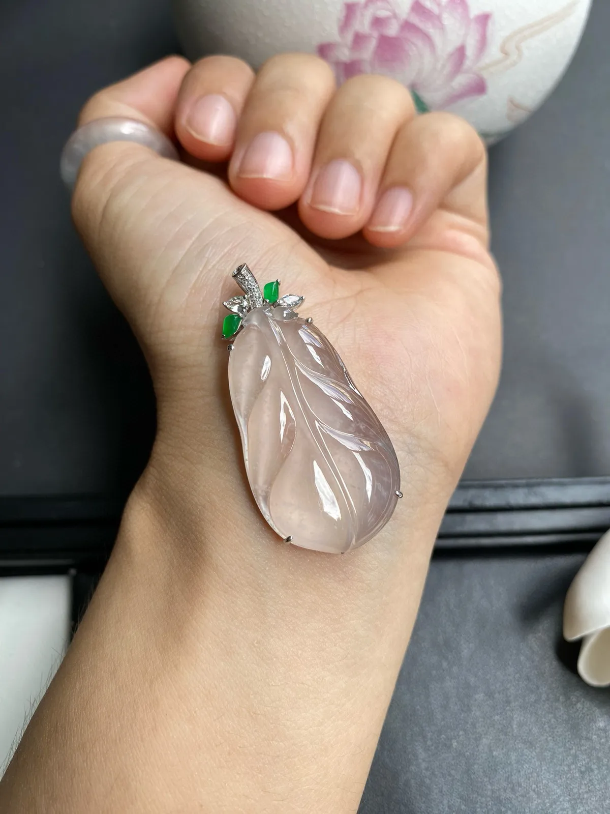 老坑冰种叶子，种老冰莹透亮起莹光，整体44.3x21.4x6.4裸石37.3x21.4x4.2mm，自然光随手拍，品相好冰冰透透，飘雪花棉18k金设计款镶嵌