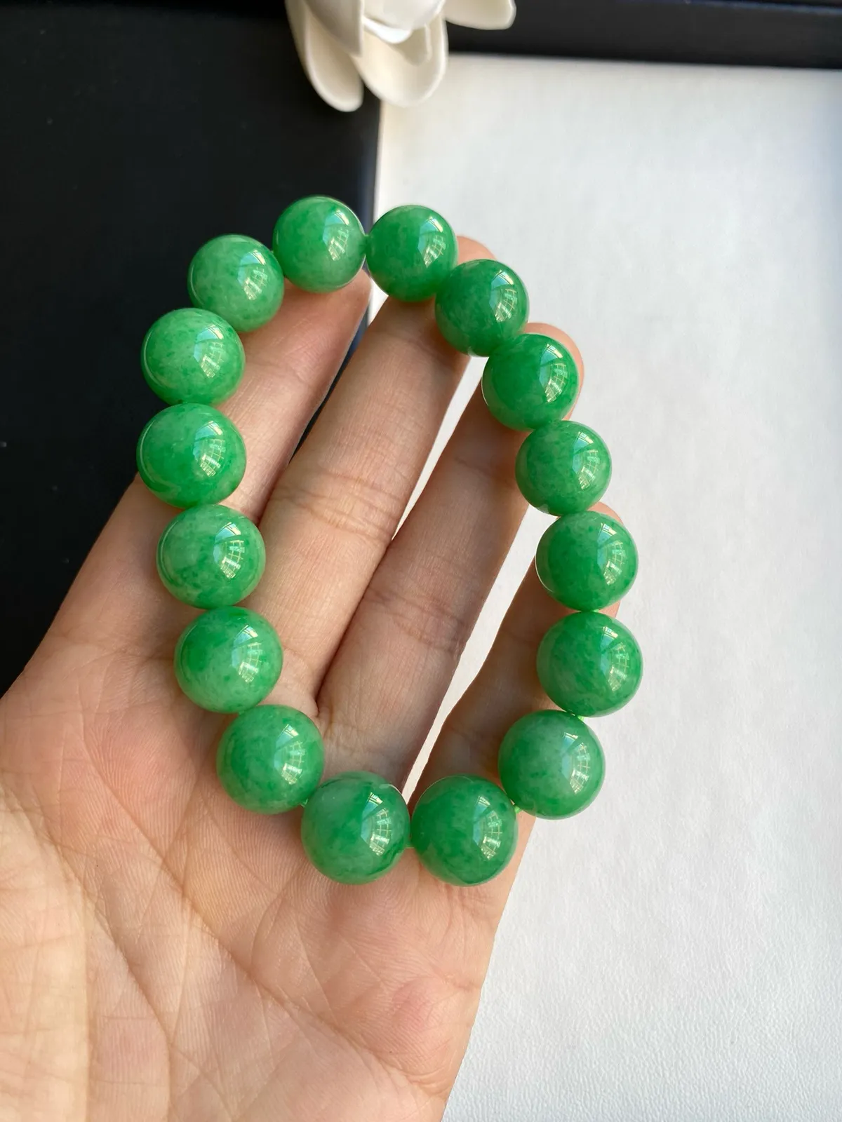缅甸天然满绿翡翠手串，种好水润细腻光泽，颜色阳绿且均匀，共16颗珠径12.3-13.4mm，自然光随手拍，品质非常好收藏级别，不多有的品相