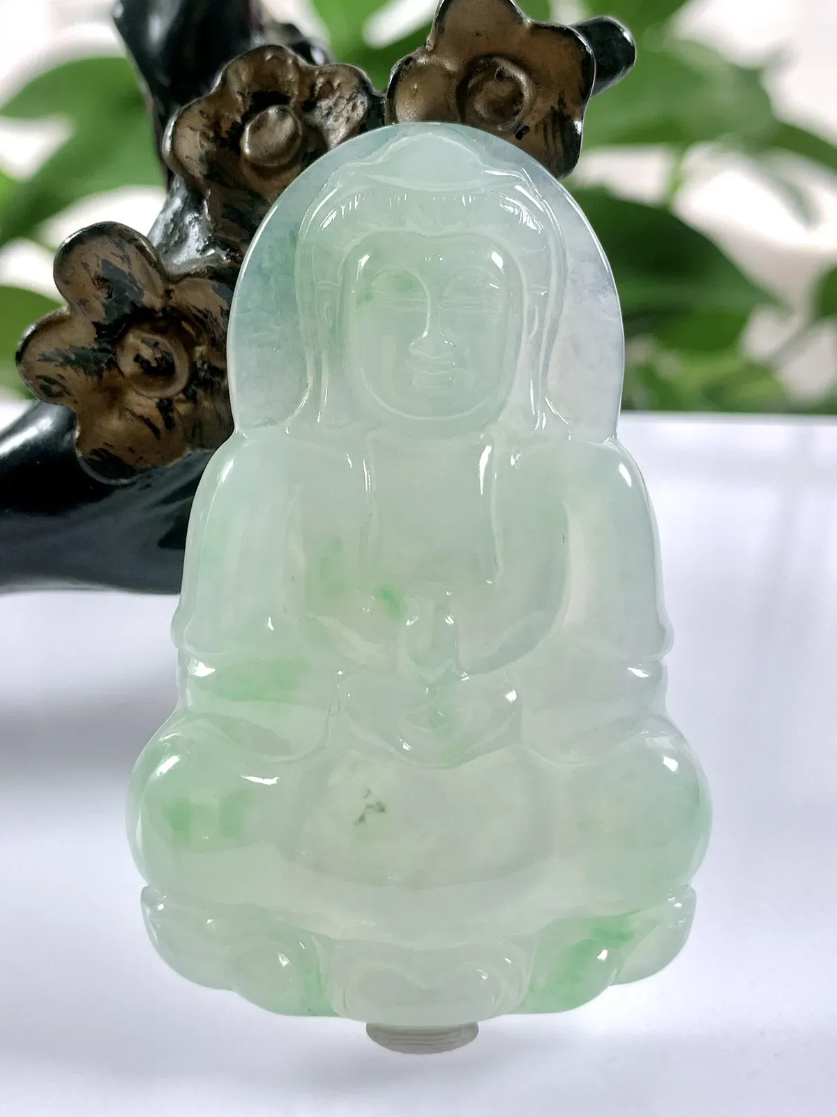 缅甸天然翡翠A货，冰种起胶飘绿正装观音吊坠挂件，尺寸：58/37.8/6.2mm重量：22.15g。