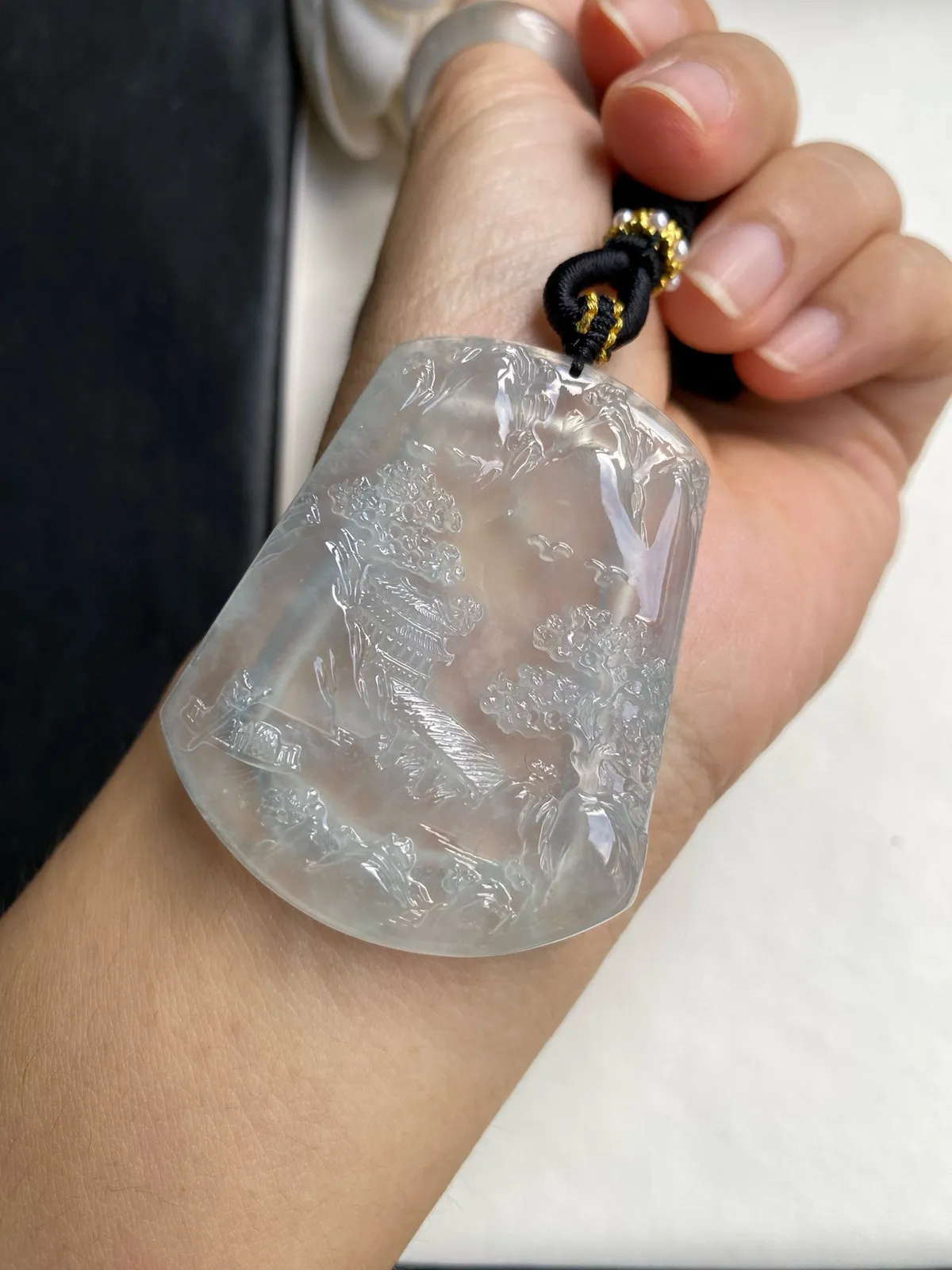 缅甸老种冰种山水牌，种很老冰莹起光，尺寸52.2x42.5x5.9mm，自然光随手拍，品相好雕工精美，性价比给力，对眼缘的别错过