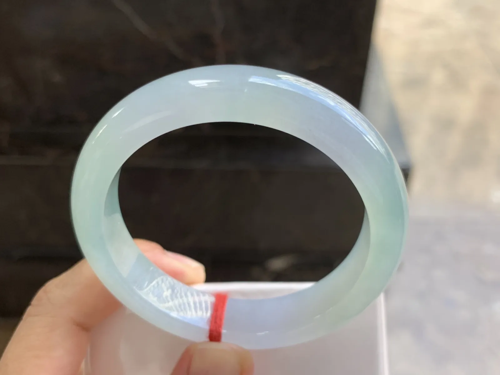 55-13-8mm
冰种淡春彩手镯 水润光泽 色泽清新
