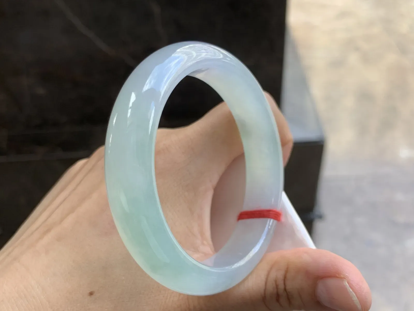 55-13-8mm
冰种淡春彩手镯 水润光泽 色泽清新