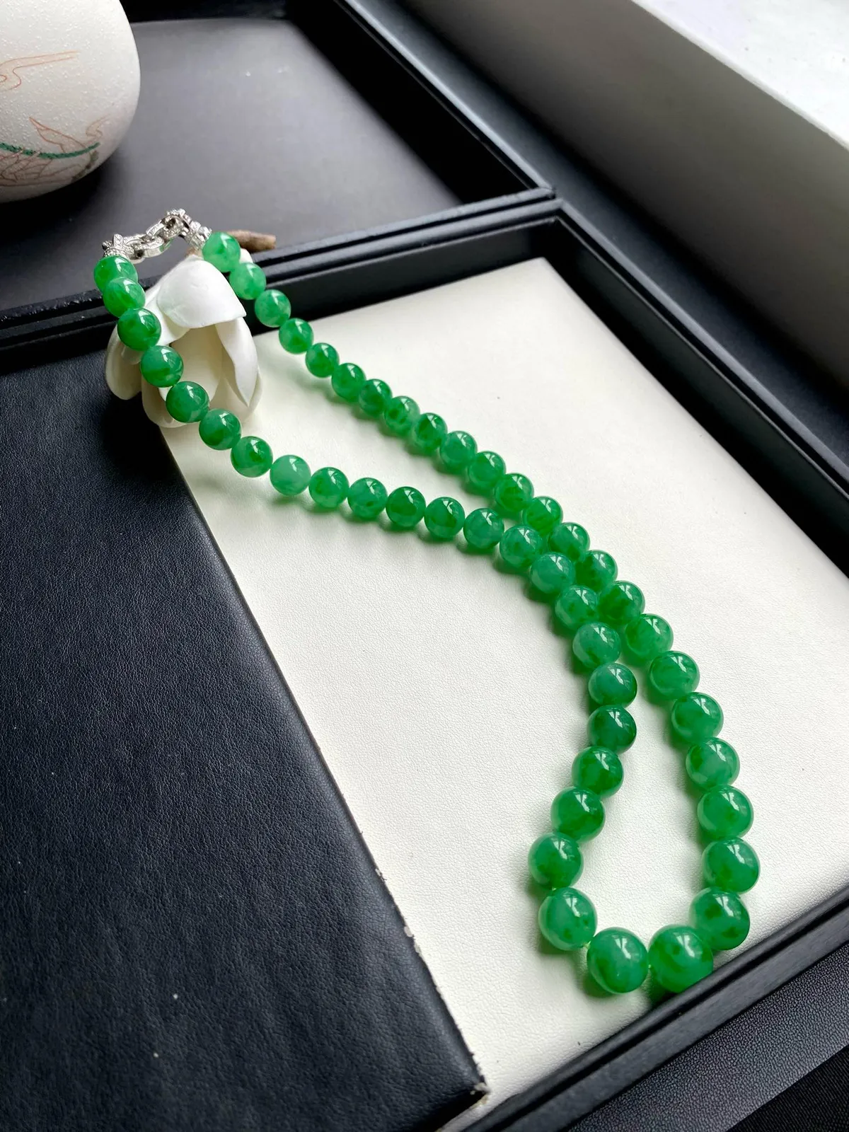 缅甸飘阳绿长珠链，种好水润细腻光泽，共48颗珠径10.5-12.4mm，苹果原相机自然光实拍，上身效