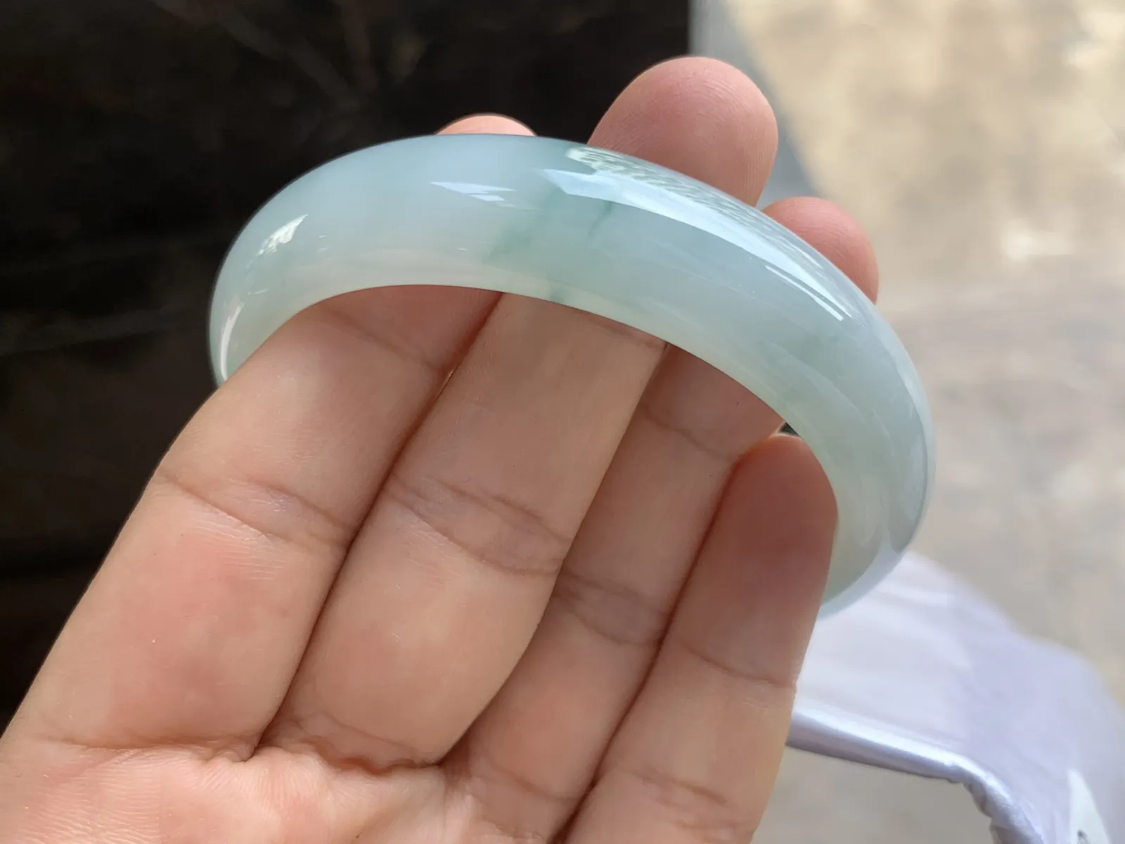 53.5-13.7-7.5mm
飘花贵妃手镯 底子细腻清爽 正圈51/52可带